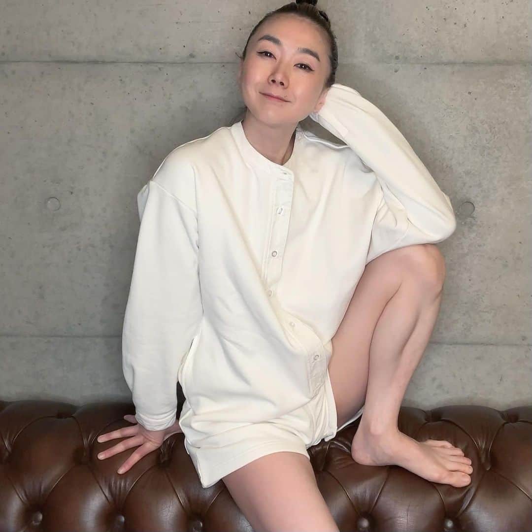 岸本佳子さんのインスタグラム写真 - (岸本佳子Instagram)「Comfortable🐬  #Ssearoomlynn の 新作のロンパース着心地いいです。  #ootd #relax #fashion #lifestyle #qol」3月28日 18時08分 - yoshico_kishimoto