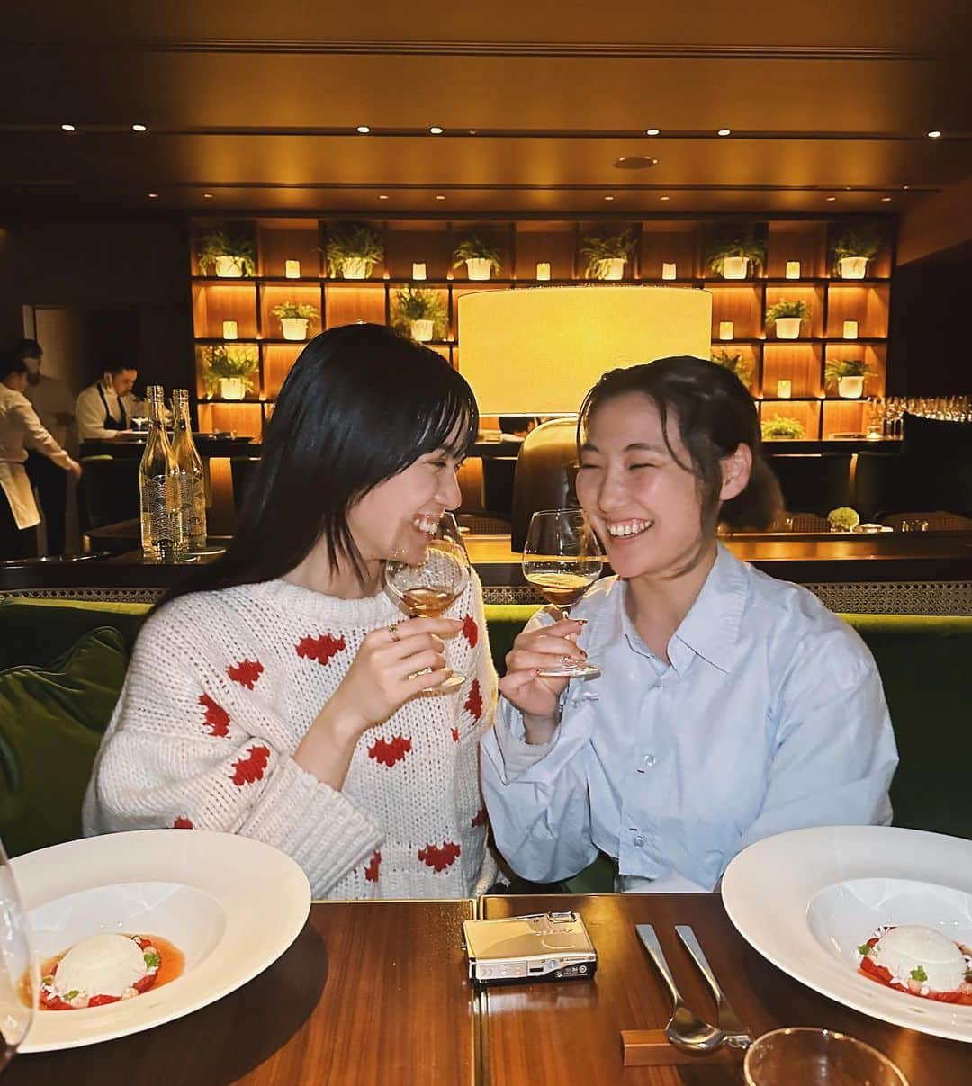 甲斐まりかさんのインスタグラム写真 - (甲斐まりかInstagram)「About the other night 💚🍷  @toranomonedition に新しくオープンした レストランThe Jade Roomで季節のテイスティングメニューを頂きました🌷  ベルベットとウッド調で統一された内装は、ホテルの中でも特に大人な雰囲気🍷東京のど真ん中で非日常な特別感を味わうならここ。  ということで、一足先にYouTube2周年お祝いしてきちゃいました🌸 美味しかったな〜楽しすぎたな〜！  Ps. 天気のいい日は絶対テラス席がおすすめ」3月28日 18時08分 - mari_ka95