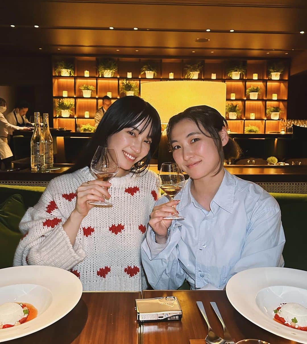 甲斐まりかさんのインスタグラム写真 - (甲斐まりかInstagram)「About the other night 💚🍷  @toranomonedition に新しくオープンした レストランThe Jade Roomで季節のテイスティングメニューを頂きました🌷  ベルベットとウッド調で統一された内装は、ホテルの中でも特に大人な雰囲気🍷東京のど真ん中で非日常な特別感を味わうならここ。  ということで、一足先にYouTube2周年お祝いしてきちゃいました🌸 美味しかったな〜楽しすぎたな〜！  Ps. 天気のいい日は絶対テラス席がおすすめ」3月28日 18時08分 - mari_ka95