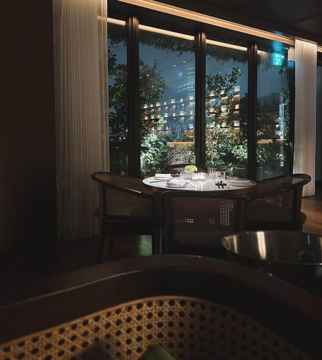 甲斐まりかのインスタグラム：「About the other night 💚🍷  @toranomonedition に新しくオープンした レストランThe Jade Roomで季節のテイスティングメニューを頂きました🌷  ベルベットとウッド調で統一された内装は、ホテルの中でも特に大人な雰囲気🍷東京のど真ん中で非日常な特別感を味わうならここ。  ということで、一足先にYouTube2周年お祝いしてきちゃいました🌸 美味しかったな〜楽しすぎたな〜！  Ps. 天気のいい日は絶対テラス席がおすすめ」