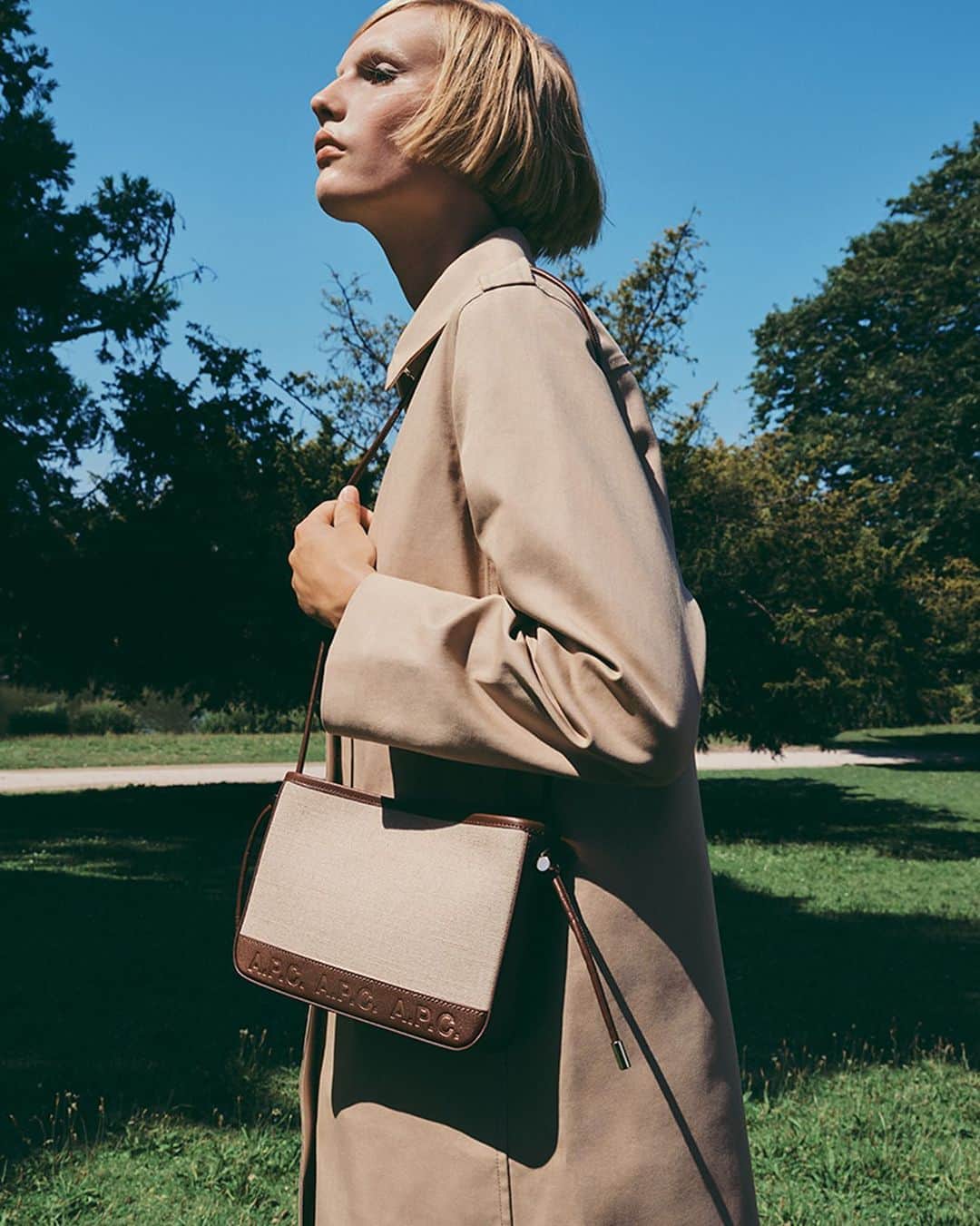 アーペーセーのインスタグラム：「@elisa_nijman wears the Helene Shoulder bag in durable canvas and smooth leather and the Justine mac.  Creative direction & Styling: @suzannekoller Photography: @samrocksamrock  #APCParis #APCSS23」