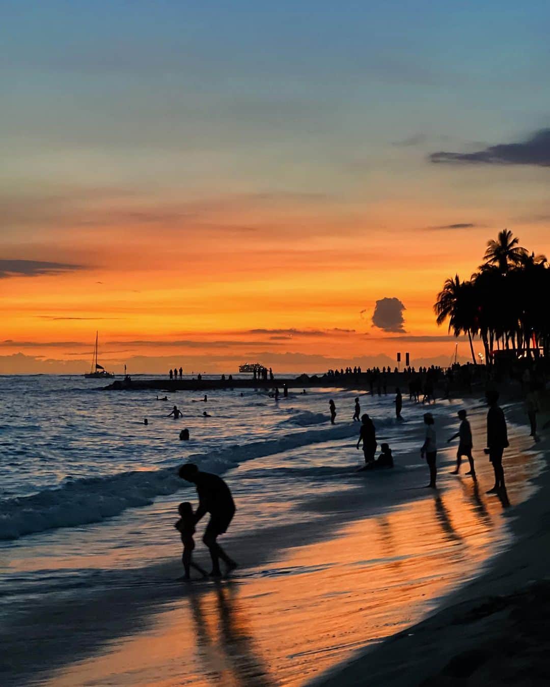 のインスタグラム：「Sunset cruiseは素晴らしい夕日に出会えて、 たのしい乗り手たちで非常に盛り上がった🥂 (NA HOKUⅡ KATAMARAN⛵️アウトリガー前から乗船)  とりあえず出会う人皆んなにシャカ🤙から始まる白玉😂 大人は躊躇してしまう一瞬も、好奇心の方が勝る姿に ちょっと羨ましくも思ったり。♡ 異文化に触れて身も心もメキメキ成長できるのは とっても大切だなあと強く感じてる旅。  🌎✨ #hawaii #ハワイ#ハワイ旅行 #子連れ旅行#ワイキキビーチ  #子連れハワイ#ワイキキ」