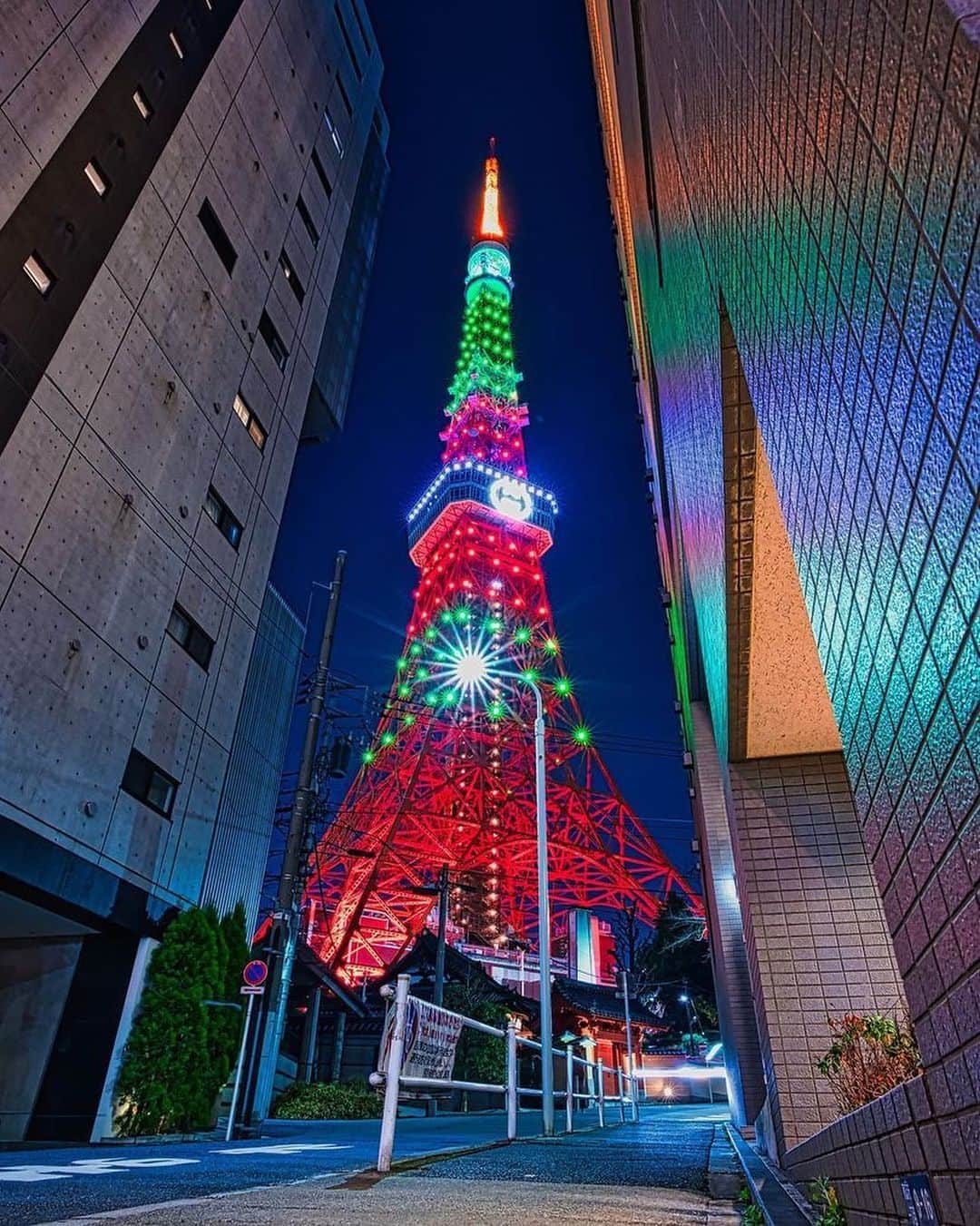 東京タワーさんのインスタグラム写真 - (東京タワーInstagram)「. 3月はスペシャルライトアップも多く Your Tokyo Tower🗼に 素敵なお写真がたくさん投稿されていたので まだご紹介できていないお写真をご紹介する プレイバック東京タワー！！   本日は、GUCCI HANAMI特別ライトアップのお写真を！   グッチを象徴するカラーである 緑と赤のライトアップと 桜色のライトアップを 約7分半毎に、交互に点灯しましたが、   そんなライトアップの移り変わりを、 様々な角度から撮影頂いたお写真です！   @terataka11 さん 素敵なお写真をありがとうございました😊   --------------------------------  【 お知らせ 】  # your_tokyotowerで あなたの東京タワー🗼をリポスト！  皆様からの投稿どしどしお待ちしております！ （@tokyotower_official のタグ付けもよろしくね🖐）  詳細はプロフィールにある 固定されたフィード投稿から↓ @tokyotower_official  --------------------------------  #東京タワー #東京タワー🗼 #tokyotower #tokyotower🗼  #ライトアップ #lightup」3月28日 18時09分 - tokyotower_official