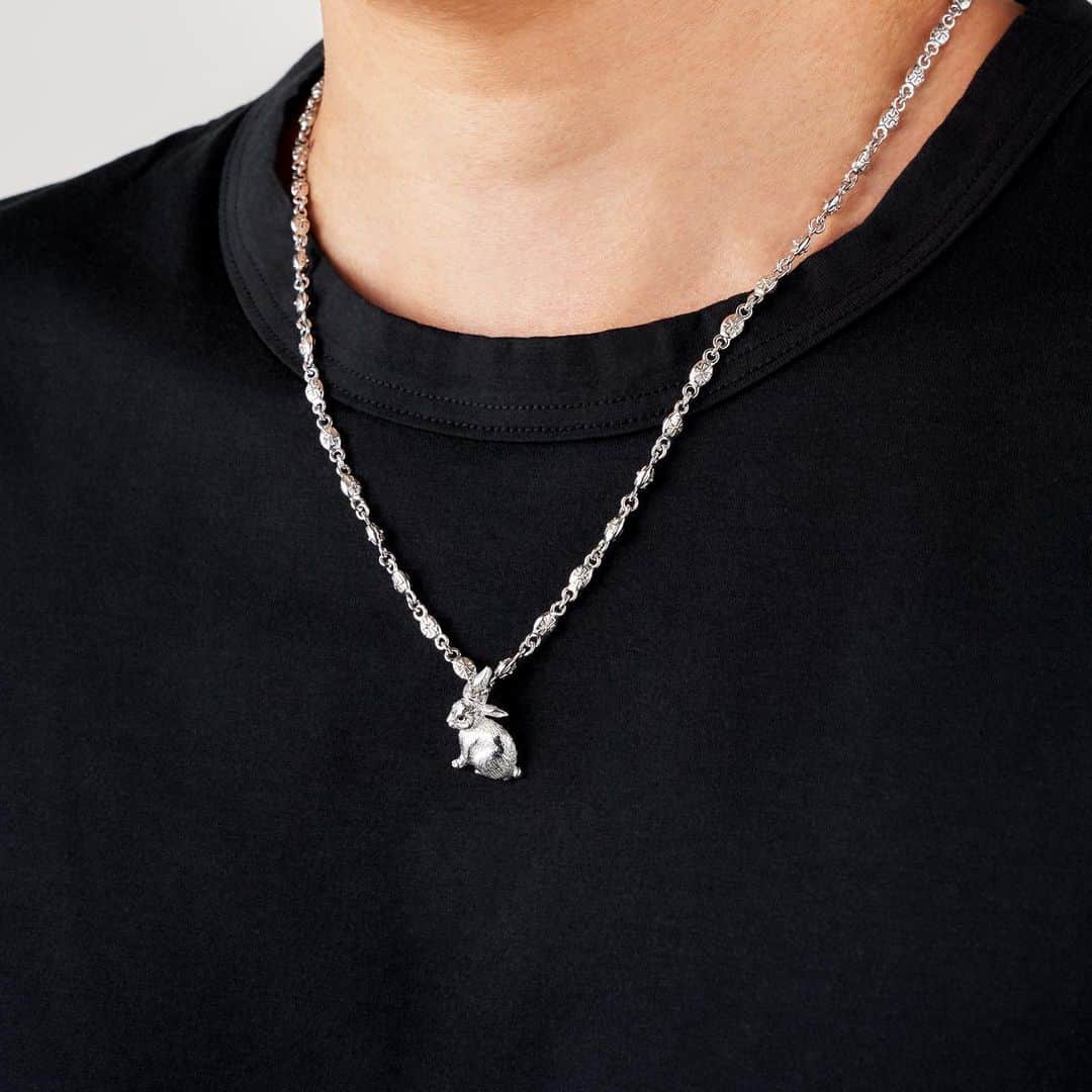 ジャスティンデイビスさんのインスタグラム写真 - (ジャスティンデイビスInstagram)「.  BARON “B” 2023 LIMITED CAPSULE COLLECTION  12年に一度のラビットイヤーを祝した 2023年限定カプセルコレクションBARON “B” 「バロン ”ビー”」 ジャスティン デイビス全国直営店、 オフィシャルオンラインストアにて3月29日 (水) より発売。  BARON “B” PENDANT  2023 限定ペンダントはバニーにクラウンを冠し 新しい年の幸せを願うアミュレットペンダント。  Number：SPJ984 Price：¥20,900 ※2023 LIMITED  #justindavis」3月28日 18時11分 - justindavis_jewels