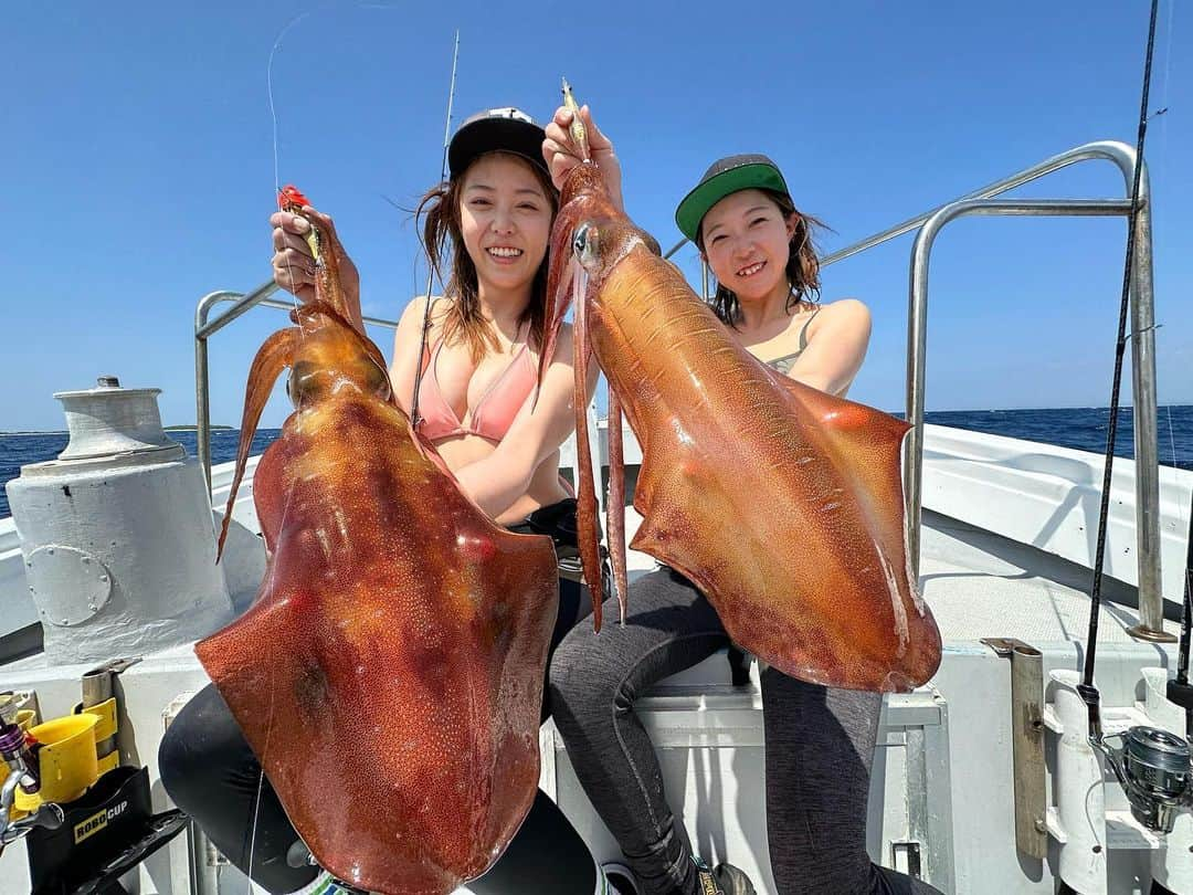 あさいあみさんのインスタグラム写真 - (あさいあみInstagram)「もちろん今回の相方も吉野氏🎣  そしてしっかり よしのしとWヒット〜🦑  明日は3キロ釣りたいね〜🦑🦑🦑🦑  @shihomi0305  @duel_yozuri  @gokuspe_puretec  @kento_yazawa   昨日飲みすぎて二日酔いなのか船酔いかわからんあさいとよしのでした🍻  グラ釣りお楽しみに✌️」3月28日 18時13分 - asai_ami