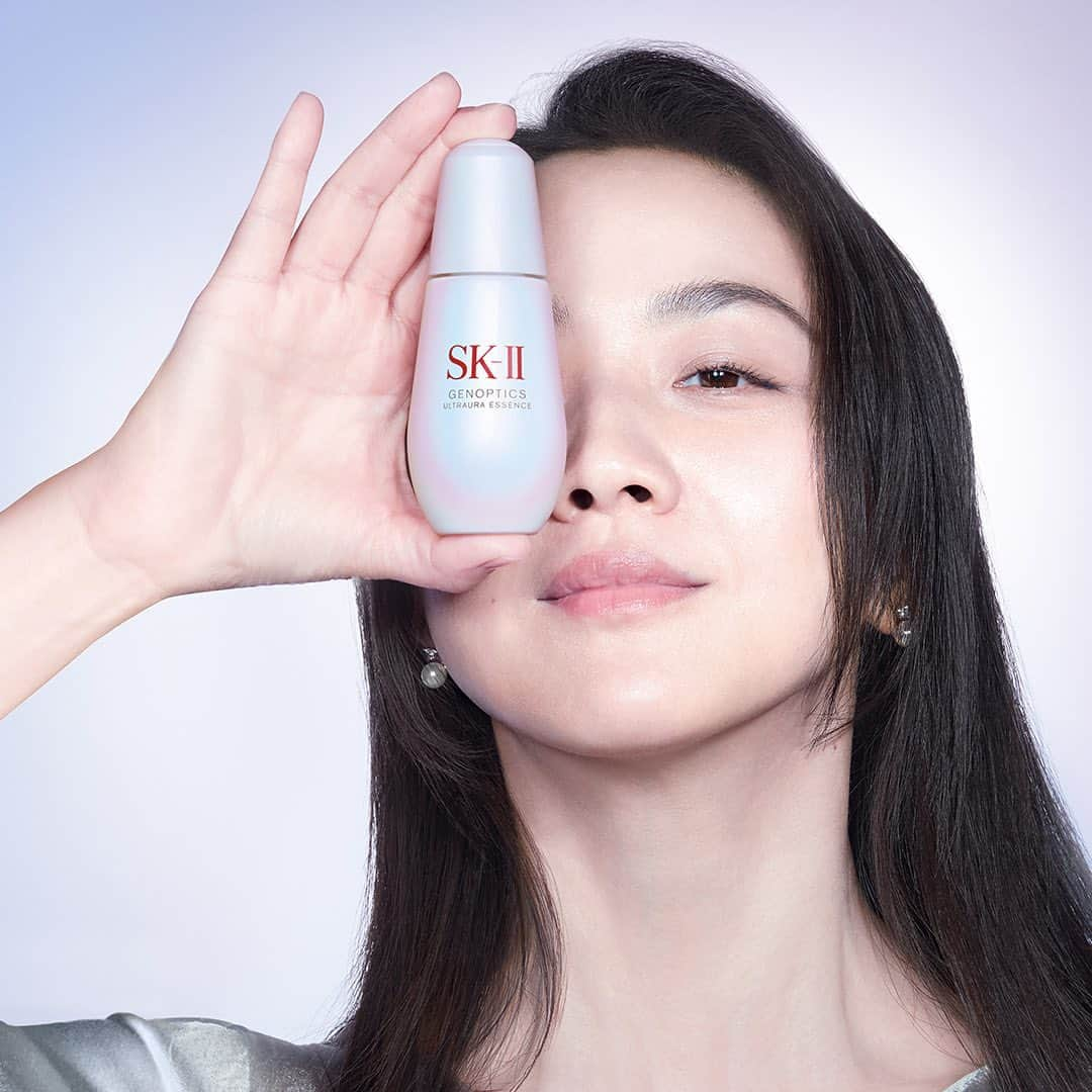 SK-II's Official Instagramのインスタグラム：「Tang Wei’s ultimate aura shines from inside out 😍   Her secret? The all new one-of-a-kind SK-II GenOptics Ultraura Essence.   Try it now.   #PITERA #SKII #100CaratAura 💎」