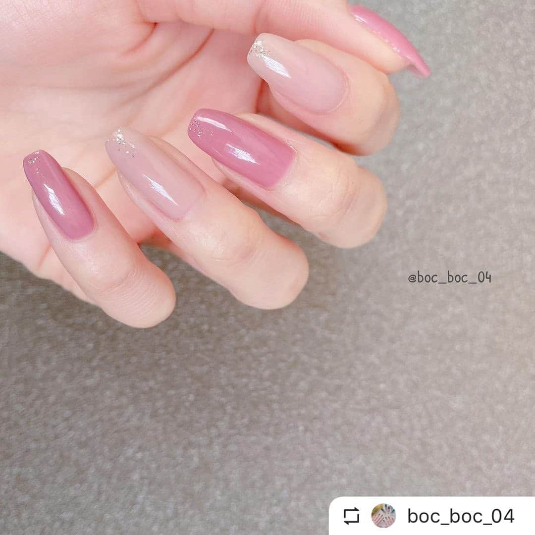 【PLANET NAIL（プラネット ネイル）】公式さんのインスタグラム写真 - (【PLANET NAIL（プラネット ネイル）】公式Instagram)「@boc_boc_04 さま PLANET NAIL ラメネイル #plb15 #巡る流星群  を使った『春ネイル』のネイルデザインのご紹介ありがとうございます💅💗 ====================  ' グロッシーコートで 春ネイル💐*·̩͙𓈒𓂂𓏸 ' ' @_squseme_  #グレージュ #ライラックピンク  ' @planet.jp  #巡る流星群 ' ' #グロッシーコート #スキューズミー  #おしゃれさんと繋がりたい #せるふねいる #セルフネイル #セルフネイル部 #ネイル #nailcolor #nailstagram  #セルフネイル記録  #手元くら部  #プチプラネイル  #セルフネイラーさんと繋がりたい  #指甲 #美甲 #ピンクベージュ #ピンクベージュネイル #オフィスネイル #タイパ #planet_jp #プラネットネイル」3月28日 18時17分 - planet.jp