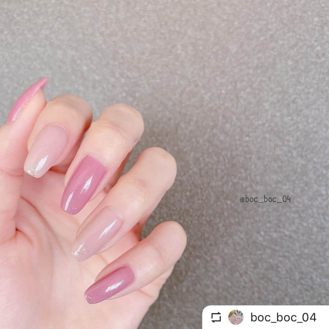 【PLANET NAIL（プラネット ネイル）】公式さんのインスタグラム写真 - (【PLANET NAIL（プラネット ネイル）】公式Instagram)「@boc_boc_04 さま PLANET NAIL ラメネイル #plb15 #巡る流星群  を使った『春ネイル』のネイルデザインのご紹介ありがとうございます💅💗 ====================  ' グロッシーコートで 春ネイル💐*·̩͙𓈒𓂂𓏸 ' ' @_squseme_  #グレージュ #ライラックピンク  ' @planet.jp  #巡る流星群 ' ' #グロッシーコート #スキューズミー  #おしゃれさんと繋がりたい #せるふねいる #セルフネイル #セルフネイル部 #ネイル #nailcolor #nailstagram  #セルフネイル記録  #手元くら部  #プチプラネイル  #セルフネイラーさんと繋がりたい  #指甲 #美甲 #ピンクベージュ #ピンクベージュネイル #オフィスネイル #タイパ #planet_jp #プラネットネイル」3月28日 18時17分 - planet.jp