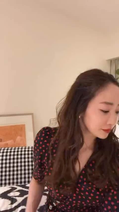 神崎恵のインスタグラム：「・ 日曜日夜のライブです。 リクエストをいただいたバックパックのご紹介をしています。 が。１５分しか投稿できず、大事な大事なところが切れております。。 両サイドからPCなどが取り出せるところや、 ショルダー部分のやわらかさやずり落ちない工夫やら、 ロゴテープのこだわりやら、 切れています。。 次回、新しいアイテム紹介と共におさらいをします。 ヘアアレンジも、またやります🙌」