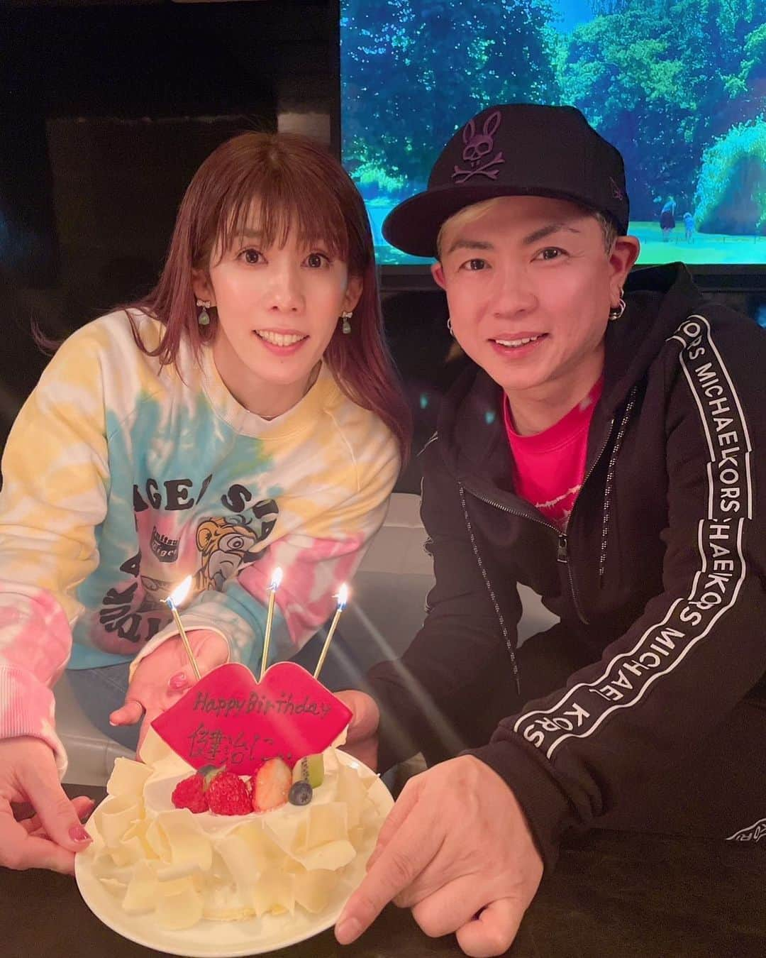 吉田沙保里さんのインスタグラム写真 - (吉田沙保里Instagram)「健治兄さん！ Happybirthday🎂🎉 出会えたことに感謝です🤗 素敵な一年になりますように…♪♪🎸🎹♡  #19 #岡平健治 さん #44歳 #おめでとうございます」3月28日 18時20分 - saori___yoshida