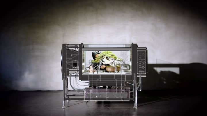 東信のインスタグラム：「Encapsulated environmental system: Paludarium MASASHI  【密閉型環境実験システム・パルダリウム 正志（マサシ）】  Size: W1,660 x D745 x H1,250mm   Paludarium, a small conservatory invented in England in the 19th century, is a plant protection machine that has been later exhibited at the Paris Expo and such. People placed a precious plant shipped from foreign lands inside of a glass-walled container, and appreciated watching its growing cycles at different lands and at their home far away from the plant’s own home. The series of “Paludarium” is a result of new interpretation of Paludarium, which is now equipped with various functions and transformed into a contemporary encapsulated environmental system. “Paludarium MASASHI”is the 7th version of this series.  パルダリウムと呼ばれる小さな温室は19世紀のイギリスで発明され、その後パリ万博にも出展された植物保管機である。ガラス張りの容器の中に異国の地から運ばれてくる貴重な植物を入れ、人々はその生育のサイクルをまた別の土地で、遠く離れた自国で観賞するために使用した。このパルダリウムに新たな解釈を施し、さまざまな機能を装備することで密閉型環境システムとして現代に置き換えた作品がパルダリウムシリーズであり、【パルダリウム マサシ】は本シリーズの第7弾となる。  #azumamakoto  #shiinokishunsuke  #amkk #paludarium #masashi #東信花樹研究所 #東信 #7号機」
