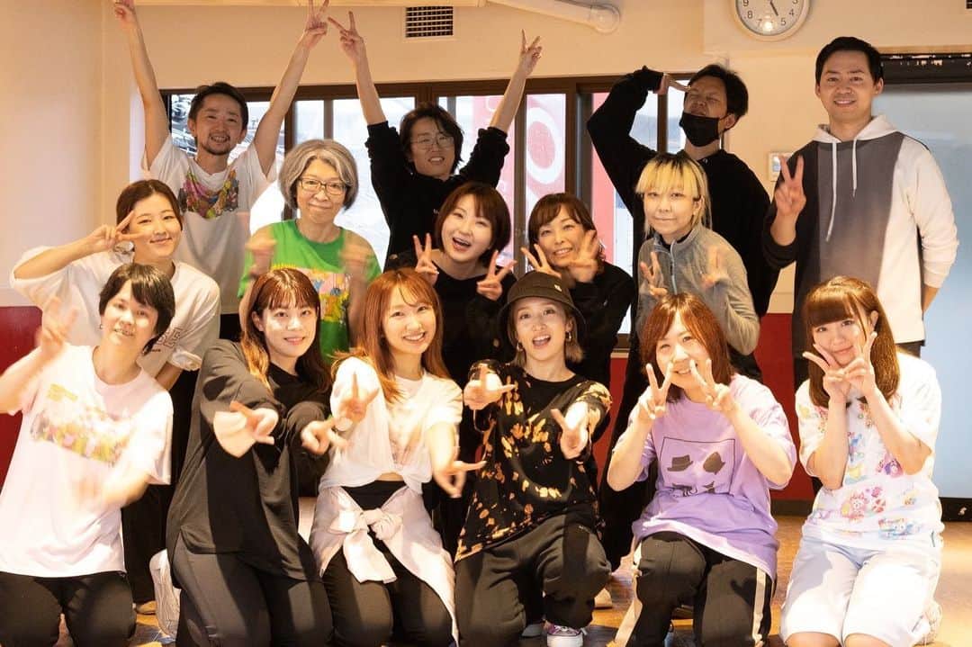 梅田彩佳のインスタグラム：「. . 梅田彩佳ダンスワークショップ🩰 . 3年ぶり！！ 開催することが出来ました🥹！！ . . 私がダンスワークショップを始めよう〜！と思ったきっかけは、 私がダンスを始めたのは中学2年の時です。 天才てれびくんで、（懐かしい🫣） ダンスを見て、やってみたい！ってなりました。 その時の私は、中学校に楽しさも見出せてなくて、学校が全然楽しくなかったんです。 自分の世界が中学だけで、視野が狭くなっていました。 . . でもダンスを見つけて、 めちゃくちゃ楽しそう！そう思い、タウンページで探し、（これまた懐かしい🫣） . . 見学をしにいきました。 今でも覚えてる。 . 初めての場所に行くのが怖くて、 車でお母さんに連れて行ってもらい、近くの駐車場に止めてもらってる時の会話。 . . あー怖い。 それなら行かなくても大丈夫なんだよ いや、今行かなかったら何も変わらないもんね。 . . めちゃくちゃ怖かったし、スタジオの中からドンドンイケイケな音が聞こえて イケイケなダンサーさんたちが沢山中にいて、怖いぃ😭ってなったけど 頑張ってドアを開けました。 . . そこから変わって、 自分の今がそこから始まりました。 . . ダンスが大好きになって、AKBになって、バラエティ好きになって ミュージカルに出会えて、 今ではミュージカルにどっぷりです。 . . 今の私があるのは、あの時一歩踏み出した私のおかげ。 . . そして私はダンススクールの空気感が大好きです。 難しい振りをやってる時のギャー感や、先生に教えてもらって、出来た!☺️🥹や、 そこで出来た新しい世界の友達と☺️🌸 . . 今、ダンス大ブームで、 色々なダンススクールがあります。 私がビビり散らかした、イケイケドンドンなダンススクールも。 . ダンスしたいけど、、、でも、一歩が怖い🥹って方がいるかもしれない。 私が一歩踏み出して最高！楽しかった！そう思えた気持ちをその方にも味わってほしい。 そう思い、ダンスワークショップを始めました☺️ . . 3年ぶりに開催できて、胸いっぱい🌸 . . みんなと汗かいて、笑ってダンスできて。 最高でした。 久しぶりー！な方も、初めましてーの方も🌸 来てくれて、ありがとう☺️❤️🫶 . . 今年は何回かしたいので、また遊びにきてね☺️🫶！！ . .」