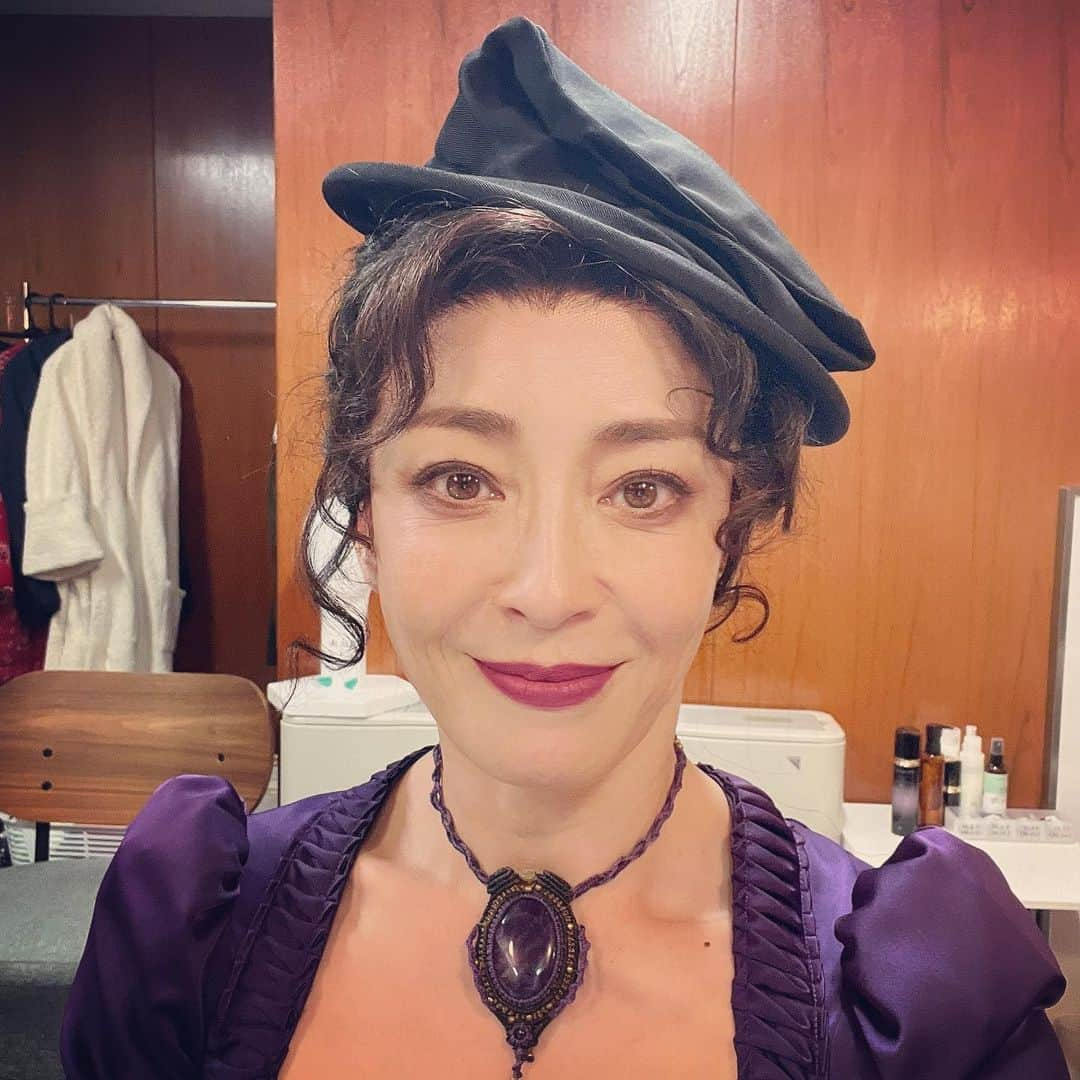 宮沢りえさんのインスタグラム写真 - (宮沢りえInstagram)「. 舞台 「アンナ・カレーニナ」 昨日無事に千秋楽を迎えました！！！ 観にきてくださった皆様、ありがとうの気持ちいっぱいです。 私にとっては、 本当に超えられるのか？ どうなの？ やれる？位高い高いハードルでした。 分厚い真っ赤な台本が届いた日は、嬉しさ以上に怖さを感じました。 稽古中、フィリップが演出してくれる言葉に誘われながらも、 なかなか霧が晴れない私に力をくれた、このキャストの皆んなに感謝いっぱいです。  本当に作品に対して実直で、フィリップのアイディアをどう成立させるかしか考えてなくて、毎日毎日、、ヘトヘトだったけど、、でも、ワクワクしてるエネルギーが稽古場に満ちていました。 その空気に、背中を押してもらえた。。。本当に本当に感謝だ。  誰1人、かける事なく最後まで完走出来た事が嬉しぃです。 最高です。 この作品に出会えた事は、私の宝物です。」3月28日 9時31分 - riemiyazawa0406_official