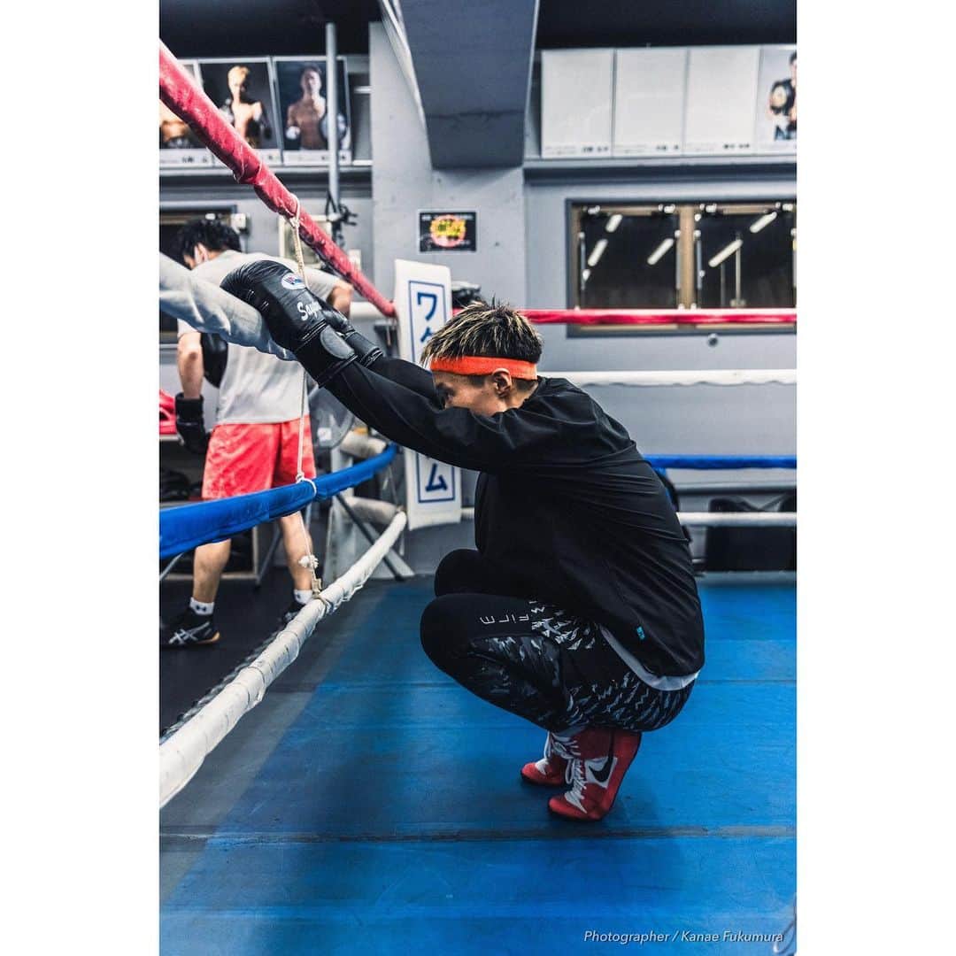 佐山万里菜のインスタグラム：「【日本タイトルマッチ決定】 2023.3.30 後楽園ホール -日本🇯🇵タイトルまであと2日- . . よっしゃーラストだぁー👊 今日は、午前雨だから……まずは、髪やりに行くぞ！！ 気合い入った試合スタイルに変身💯 本当にたくさんの選手に協力していただいて、いい感じだ👊 あとは、体重合わせて闘う準備ok✨ 減量の落ち方見て、 計量後から試合までに食べるメニュー&時間配分もok‼️ 計量クリアしたからって好き勝手に食べても次の日の試合動けなかったらダメだしなかなか難しいところ✨ 今回は、後楽園ホールでの試合だから家でご飯食べられるからバッチリでしょう👊 試合でパワー爆発します✨ 減量の時の映像みたいとかよくメッセージいただくのですが…撮ってくれる人いたらいくらでも見せますが…1人だと難しいですね💦 どーやってそんな落としですか？ もめちゃくちゃ質問くるけど、真似したら身体に良く無いです笑笑 1つ言えるのは、 食べ物、運動、体重を毎日計る ですね🤔 . ラスト‼️ シビアな減量だけど、いい感じに研ぎ澄まされてきた👊 全てが満たされてたら闘う気にならないもんな‼️ やってやるぜっ👊👊👊 たくさんの応援メッセージ、 オンライン激励賞での応援、 本当にありがとうございます‼️‼️ 本当にパワーになります👊  👑👑👑 ▶︎日本タイトル🇯🇵限定Tシャツまだ全サイズあります！ sold outしそぅなサイズもありますのでお早めに‼️ なくなり次第販売終了です👊 . ▷ボクシングチケット .com様からオンライン激励賞(¥100〜)出来ますので、 そちらからの応援もよろしくお願い致します👊 激励賞は、全てボクシングに必要な物や試合準備、トレーニング代として使わせていただきます‼️ →Instagramプロフィールから「ボクシングチケット.com」様に飛べますのでそちらからお願い致します。 👑👑👑  🎶今日を生きる　全ての人に 幸せだと思える瞬間がありますよーに🎶  #写真#海好き #アスリート#筋肉 #腹筋 #トレーニング #感謝 #ライフスタイル#いいね #ボクシング #instagood #サッカー #story #ボクシング女子 #言霊 #workout #girlsoccer #夢 #boxing #soccer #champion #training #good  #試合 #スポンサー募集　#champion #日本タイトルマッチ #グッズ　#常盤木 #減量 #カメラマン」