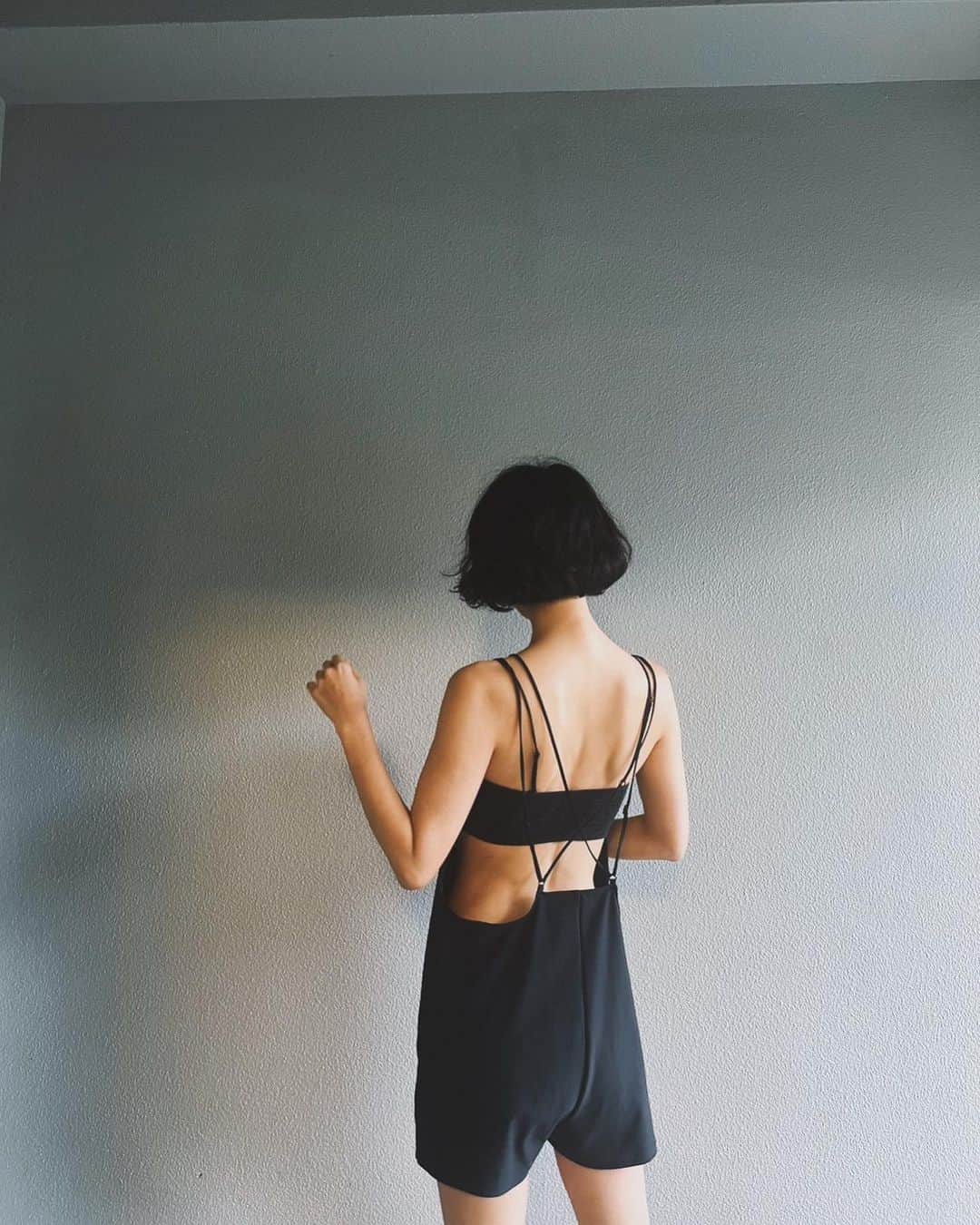 安藤沙耶香のインスタグラム：「どんなインナーを入れてもかわいい ✔︎back open all in one ✔︎long slit all in one  一枚で着るのに抵抗があったり 今までの水着は変えたくないわって方でも  こんな感じで合わせてもらえたら 無限大に楽しめます♾♡  インナーに カラーもの入れても可愛いだろうなぁ（妄想）🤤  @nala_jp   #nala #nala_jp #swimwear #allinone」