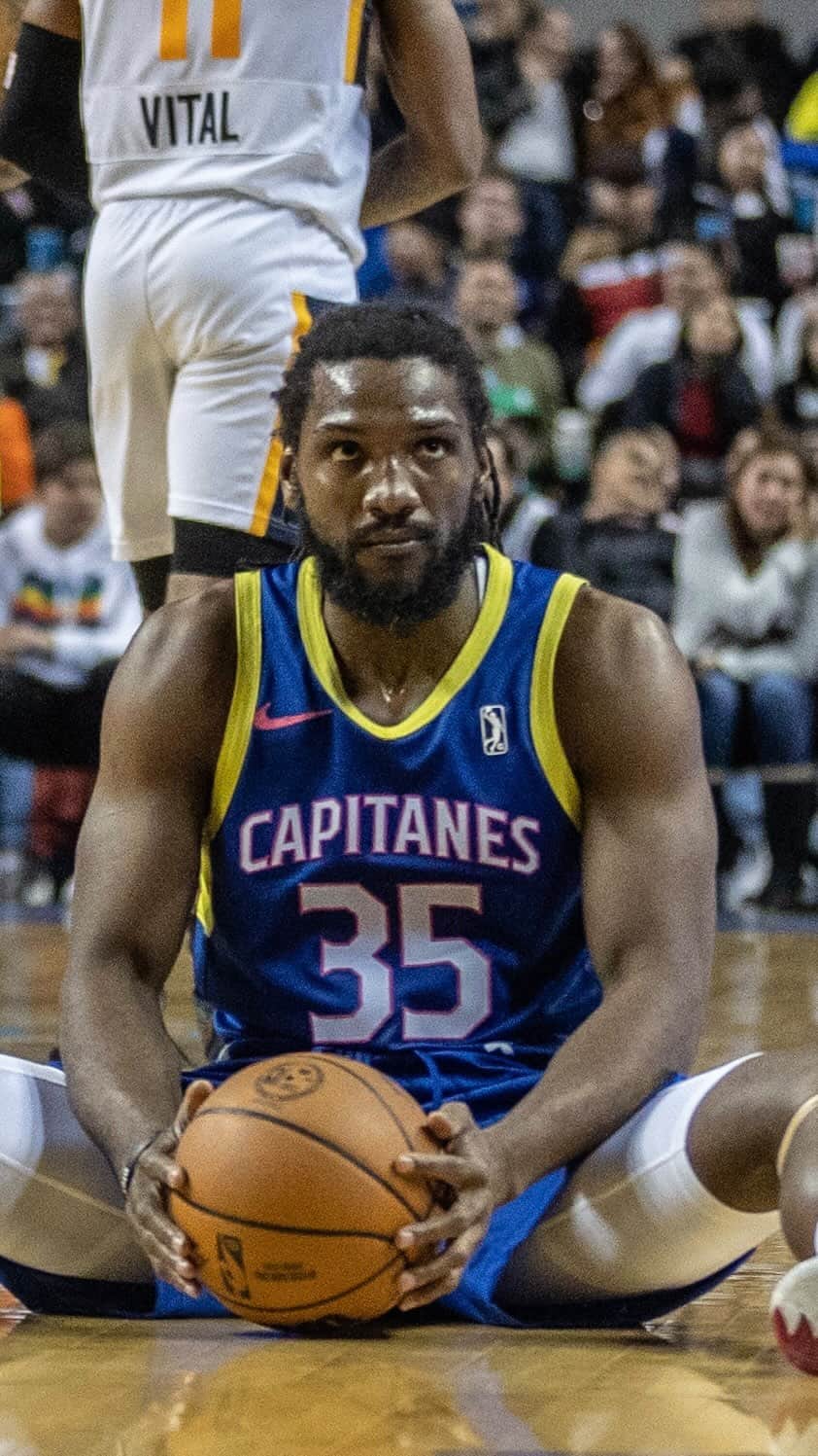 のインスタグラム：「Defense @kennethfaried35 🔥👊🏽🤌🏽   •  #basketball #bloqueo #tapa #baloncesto #capitanes #nbagleague #nba #cdmx」