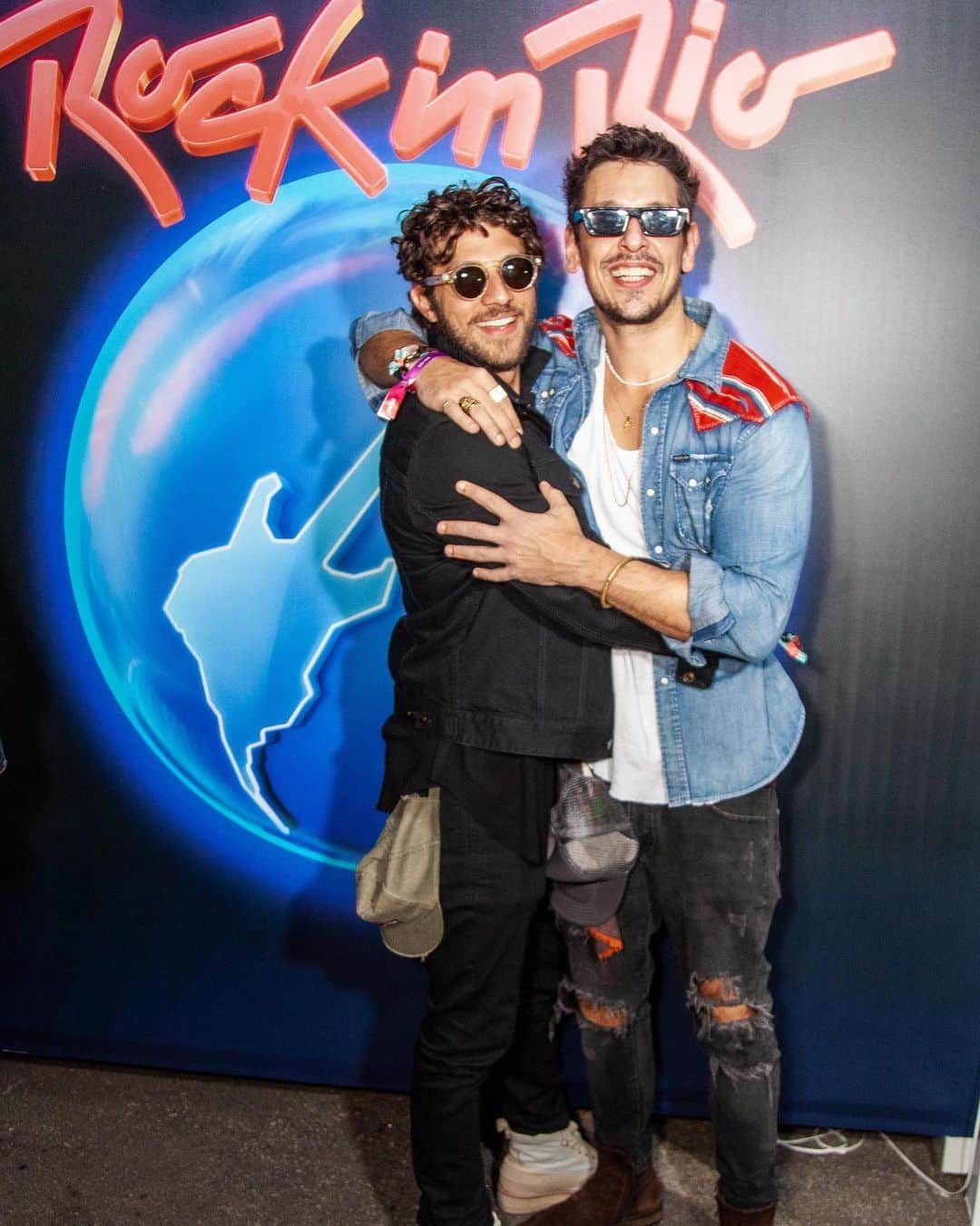 Chay Suedeのインスタグラム：「Minha criança, gosto muito da energia que essa foto passa, primeiro porque ela nos deixou com uma cara de rockstar incurável, segundo porque ela sintetiza esse grude, essa alegria de irmão mais novo que admira o irmão mais velho e não consegue e nem quer disfarçar.  Você é um exemplo pra mim, de muitas, muitas virtudes, um amigo como pouquíssima gente consegue ser. Torço sempre por você, nas batalhas estou sempre do teu lado (menos quando o sparring é comigo), me alegro e vibro com suas vitórias, um amor assim, delicado.  Que seus dias sejam cheios de muita graça e que especialmente hoje, você se sinta genuinamente amado e absolutamente valioso. É um privilégio enorme viver a vida com você, te desejo muitos e muitos anos de vida, crionça!   Feliz aniversário! Acho que eu sempre quis um irmão mais velho, Deus me deu você de presente.  Te amo muito!」
