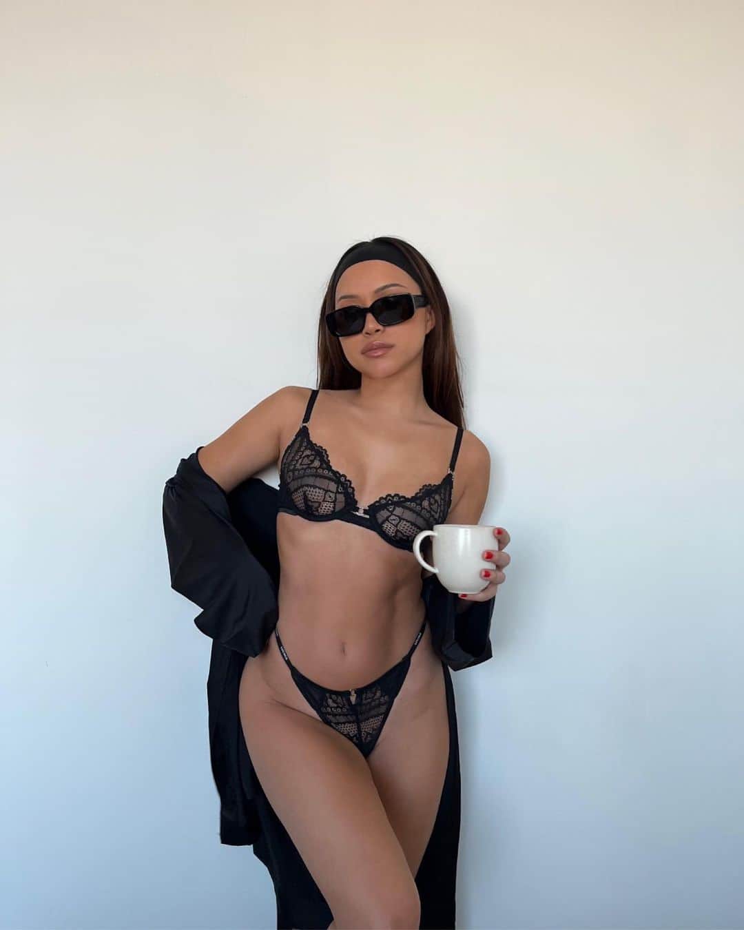 Julia Kellyのインスタグラム：「Mondays…  @loungeunderwear」