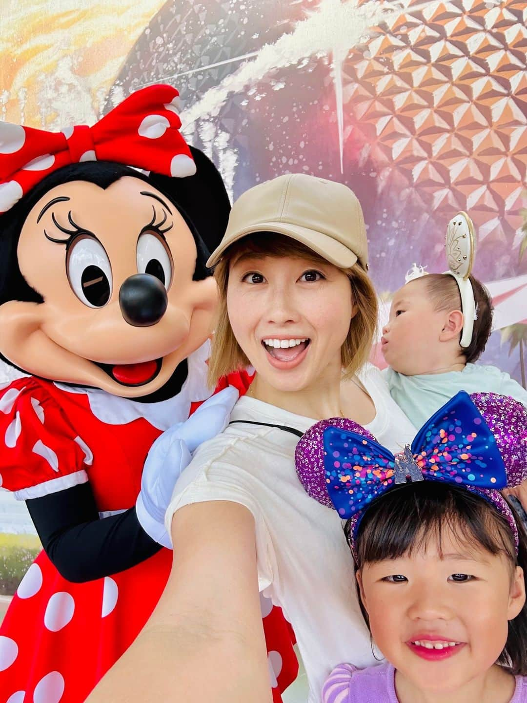 吉田ちかのインスタグラム：「We met Minnie!!  Right before the meet & greet, Minnie was supposedly on a date with Mickey eating cheesecake. "How does she eat cheesecake with that mouth??" Pudding was very curious and decided to ask Minnie about it directly lol Not sure if she was satisfied with Minnie's answer, but she seemed happy just asking! You can watch it all on our latest vlog!  Clover was just curious in general🤣  ミニーに会ってきた😆 Meet & greetの前、ミニーはミッキーとデートでチーズケーキを食べたとか。「あのお口でどうやってチーズケーキを食べるの？」プリンがめちゃくちゃ気になってミニーに直接聞いてみることにw 答えに納得していたかは微妙だけど、ミニーに質問をできたことに大満足していた様子👍 ミニーに合ってる様子は、最新のvlogでご覧いただけます❤️  クローバーはミニーそのものが気になったみたい🤣  #disney #minnie #dreamscometrue」