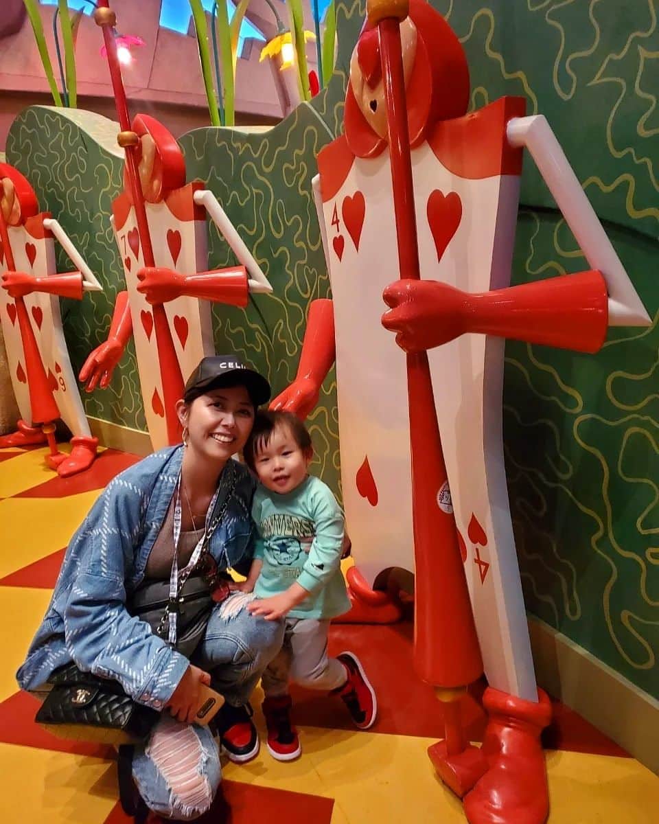 西真理子さんのインスタグラム写真 - (西真理子Instagram)「24❤March🎂2023 🎉2nd Birthday🎉   息子2歳になりました🥰 1st visit & Birthdayシールを貼り付けてはじめての夢の国へ❤  雨予報が☁に変わり☀！  スティッチを観賞してから最初に乗ったのはメリーゴーランド！並んでる時は乗りたぁい言ってたのに馬にまたがった瞬間に降りたぁいとギャン泣き😂ベルトを付けても暴れるので係の人にパパどこいます？と呼ばれ結局パパ立ちで抱っこしてママ乗る🐎とゆー謎のシュチュエーションw ダンボもほぼ同じw  ギャン泣きのスタートだったけどCLUB MOUSE BEATでは大好きなグーフィーやマックイーンが出てきて大喜び❣ノリノリでダンスしたり手を振ってました🤭めちゃめちゃ可愛かったぁ😍w それからモンスターズインク、途中☔が降りながらのジャングルクルーズ🚤☔、ウエスタンリバー鉄道🚂☔、イッツスモールワールド☔アリスのレストランでBirthday🎂でお祝い😋♥   外にでたら雨もあがっていてミニパレード見れました😆 それからToon town、ハニーハント🧸を満喫✨並んでる時も殆ど自分で歩いて偉かったよ👏 お昼寝せずに20:30まで遊びお城と花火見て帰ろう！とベビーカーに乗せお城に着いて見てご覧綺麗でしょ❣と覗いたら既に爆睡してました🤣🤣 大人もクタクタなのに本当よく頑張りました❤思ってた以上に沢山乗れて良かった☺️楽しんでくれたかな🤭 次は一緒に花火みようね🎆  #初めての乗り物はメリーゴーランド  #初めての乗り物はギャン泣き #好きになったキャラクター  #マイク #バズ #好きなキャラクター #ライトニングマックイーン #グーフィー #1stdisneytrip #2ndbirthday #disneyland #disneydebut」3月28日 10時13分 - mari.nishi.7