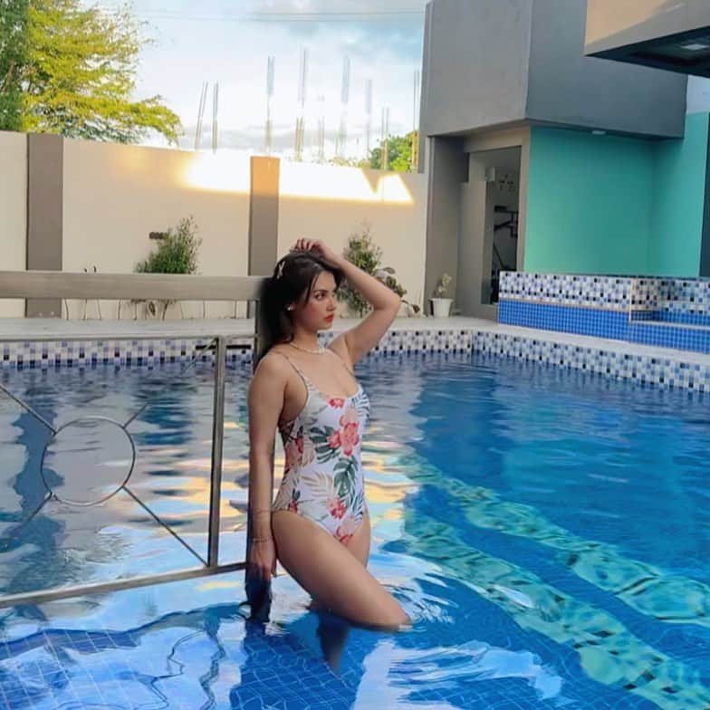 小澤マリアのインスタグラム：「When your friends villa suddenly becomes my secret playground 🛝 🫧   #laguna #vacation #poolparty #poolside #mariaozawa #sunrise #swimingtime #breakfastbythepool #morningmotivation #magandangumaga #philippines #summervibes #influencer #pr #lifeisgood #フィリピン #リゾート #ラグーナ #インフルエンサー #小澤マリア #経営者 #フィリピンライフ #マニラ生活 #二重生活 #プール #プールサイドで朝食 #安定の二日酔い #二日酔いのプロ #それが小澤スタイル #人生楽しんだもん勝ち」