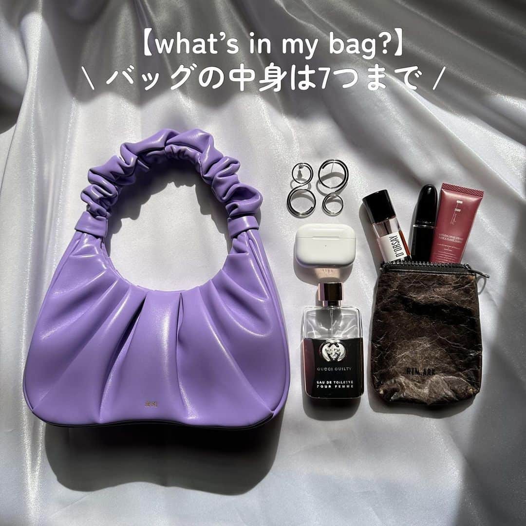 SHEL'MAGのインスタグラム：「バッグの中身は7つまで！休日にちょっとお出かけ。【what’s in my bag?】 ━━━━━━━━━━━━━━━ 突然ですが、噂によるとお金のたまる人のバッグの中身は７つまでだとか！  スマホ・お財布・鍵・メイクポーチ・香水・ハンカチ・アクセサリーなどなど。年齢や職業、外出先によっても様々。  お気に入りの物だけを厳選して、短時間や近場へのお出かけの参考にしてみて。 ━━━━━━━━━━━━━━━ #SHELTTERWEBSTORE  #SHELMAG  #ショップスタッフ #whatsinmybag」