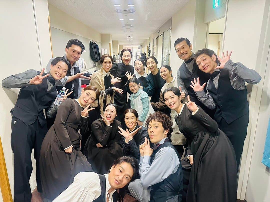 大澄賢也のインスタグラム：「Team ジェーンエア  皆、最高です‼️  #ジェーンエア #上白石萌音 #屋比久知奈 #井上芳雄 #春野寿美礼 #仙名彩世 #樹里咲穂 #折井理子 #水野貴以 #中井智彦 #萬谷法英  #神田恭兵 #江崎理沙 #犬飼直紀 #岡田悠李 #萩沢結夢 #三木美怜 #大澄賢也 #春風ひとみ」