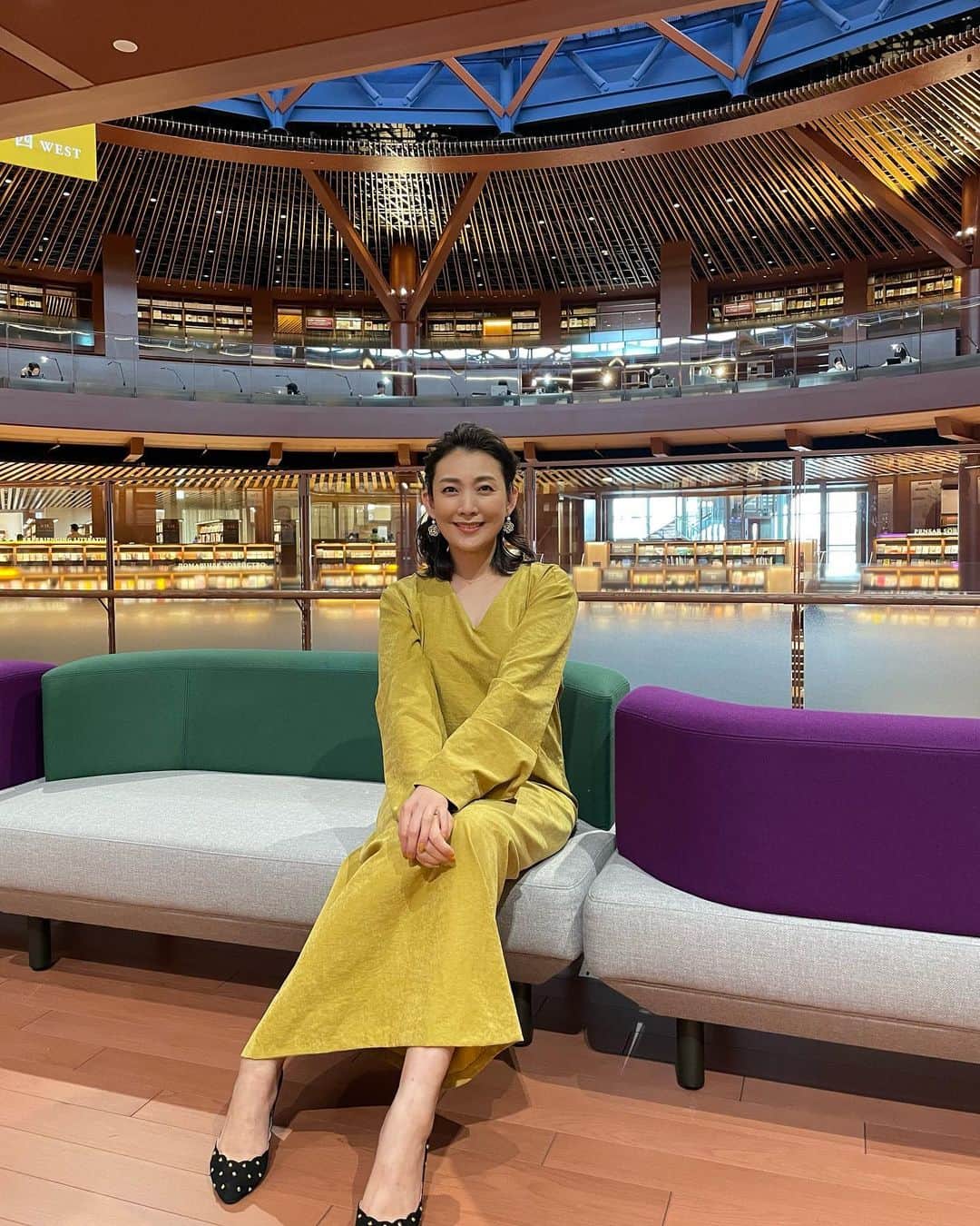 田中美里のインスタグラム：「ずっと行ってみたかった #石川県立図書館。 夢のような素敵な空間が広がっていました。 近くにこんな図書館があったら毎日通いたい。 本の並べ方にワクワク。 今まで手に取る事がなかったジャンルも全部読みたくなってしまう。 一日中、ここにいたい。 もう、住みたい。  #石川県立図書館 #石川県 #故郷 #図書館だいすき」