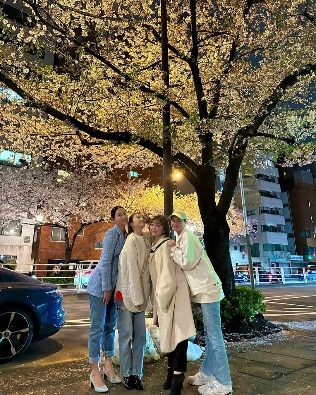 柑谷あゆみさんのインスタグラム写真 - (柑谷あゆみInstagram)「夜桜、葉桜も綺麗🌸 たかこちゃんおかえり🇯🇵  #写真撮るの上手　 #夜桜 #お花見 #明治通り」3月28日 10時41分 - kantani_ayumi