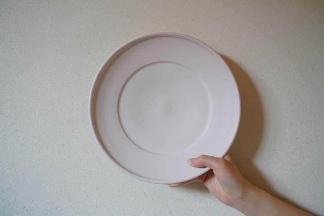 阿部春弥のインスタグラム：「・ 24cm white mat dish ・ 4/1〜#三水館 さんでの個展が始まります。 @sansuikan  今年で15回目(たぶん)。初めは焼締の器と染付の器でした。 だいぶ作るものが変わってきたんだな、と。 ご高覧いただけましたら幸いです。 ・ 千鳥さん　@utsuwa.chidori でのオンライン販売も始まりました。料理が写真が素敵です。こちらもご覧いただけましたら嬉しいです。 ・ #器#うつわ#阿部春弥 #娘の手」