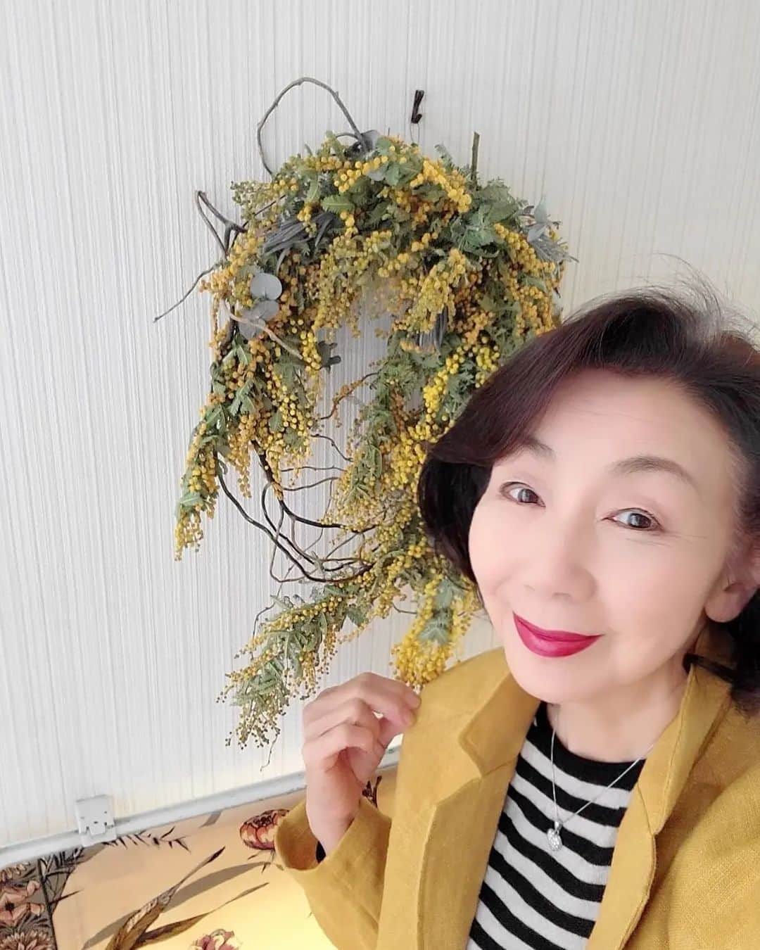 音無美紀子さんのインスタグラム写真 - (音無美紀子Instagram)「サフランイエローの麻のチェストコートが届きました。 #Dear Angel N.Y  大好きなJILLさんのデザインです。 この黄色が今年のミモザのリースの色と同じ。 軽やかにお出かけしたい気分です。 雨上がれ☺️☺️☺️👍 #春物のコート #サフランイエロー #JILLさん」3月28日 10時51分 - mikikootonashi