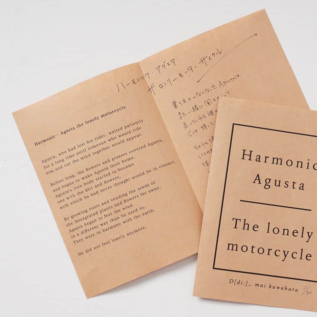 D[di:]さんのインスタグラム写真 - (D[di:]Instagram)「パリコレデザイナーにして、バイカーアパレル🌟🏍の異才 SHINICHIRO ARAKAWAとのクラフトマンシップな コラボレーションの販売がはじまりました🌷  『 Harmonic Agsta ：The lonely motorcycle 』 と題されたアートを手元に置きながらストーリーを読み、 作品自体を着用していただけるという、D[di:]ならではの 「見る、着る、感じる」が渾然一体となったコンセプトの 作品セットになります。  バイクは、伝説の名機MV AGUSTA 350Sをモチーフに。  セットとなるアートは、12.5cm✖️16cmの額入りで、 壁掛けにも立てかけにも設置可能です。 クラフトシートには、ロンリーモータサイクルの コンセプトストーリーが記載されています。  お色はどんなコーディネートにも合わせやすい杢系の ２色のご用意です。 ゆったりとしたユニセックスなシルエットは、きれいめにも、 カジュアルにもご着用いただけます。 バイクスーツのような肘当てが一癖アリなデザインを施す シンイチロウアラカワらしい、映える逸品です。  ＜カラー＞ 杢オートミール  ＜素材＞ コットン100%  ＜サイズ＞男女兼用ユニセックス　2サイズ展開 ユニセックス対応のゆったりとしたサイズ感になります。  ●M:着丈71cm、バスト幅65cm、裾周り58cm、肩幅60cm、 裄丈88.5cm、 袖丈58.5cm  ●L:着丈76cm、バスト幅70cm、裾周り63cm、肩幅63cm、 裄丈91.0cm、 袖丈59.5cm  【モデル着用例】 Woman- 身長155cm、Mを着用しています。 Man-身長178cm、体重65kg、杢オートミールではMを着用しています。 （背丈のある男性の場合、Lサイズが身丈的に着やすいそうです）  サイズ選びのご参考にご覧いただけましたら幸いです。  販売再開してます🙇‍♀️ 商品タグをようやく付けられた(UI音痴ですいませぬ😅) ので、画像をタップしていただけましたら、ショップのドア🚪が開きます🐤  #doorscopainclub  #mvagsta  #shinichiroarakawa #casualfashion #fashionart #着るアート #lonelybike #harmonicagsta　#modernart #art  #flowerfragments #artset #contemporaryartist #artcollector #collectingart #japaneseart #めっちゃ着やすい　#unisex #unisexclothing #彼氏とお揃い #彼氏と共有出来るコーデ」3月28日 11時03分 - deeth