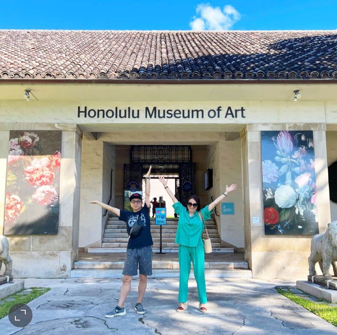 マキ・コニクソンさんのインスタグラム写真 - (マキ・コニクソンInstagram)「Aloha from Hawaii !!🤙🏼  この写真は最後にパイセンがハワイに来た時に一緒にホノルル美術館に行ったの。その時 エントランスでパシャリンコした一枚。📸  パイセンは正真正銘のアーティストですね。 ハワイに来たら美術館巡りします！ もちろんシンガーソングライターで ミュージシャン&パフォーマーなんだけど、 絵を描くアーティストでもある。 本当にビックリする作品を作ったり 描いたりするんだから！😳 写真撮るのもめちゃくちゃ上手い！ よく私の写真も撮ってもらうんだけど、 なんか感性が人と違うの。 普通の写真が芸術になっちゃうんです。 素晴らしい才能の持ち主なんですよ！  そんなパイセンが 南青山にあるお洒落なギャラリー. @febgallerytokyo でEd Tsuwaki氏  @ed_tsuwaki との合作28点による 展覧会”FFEd”を開催します！👍🏼👍🏼 時間をかけて完全した作品達。  詳細は2、3枚目をみて下さいね！ 期間は3/31-4/23までです！ 私も行く予定ですっ！😊 来月日本に着いて直ぐに行かなきゃ！ またひとつワクワクが増えましたー！🤗  皆さんも是非足を運んで 素晴らしい合作を観に行って下さいね！  パイセンのおすそ分けでした！😊  #エアパイセン #藤井ふみや #edtsuwaki  #febgallerytokyo  #FFEd #Fumiya&Ed」3月28日 11時04分 - makikonikson