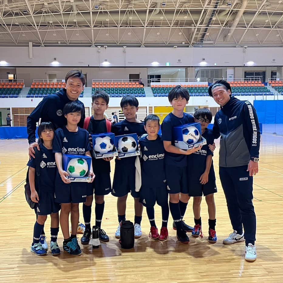 のインスタグラム：「この時期は毎年寂しくなる  @encima_fs #エンシーマフットボールスクール #6年生 #卒業 #卒団 #5号級 #プレゼント #中学生活も全力で #いつでも遊びにおいで👍  #4月から新年度 #定員空きあります #性別問わず #お待ちしています🙇‍♂️」