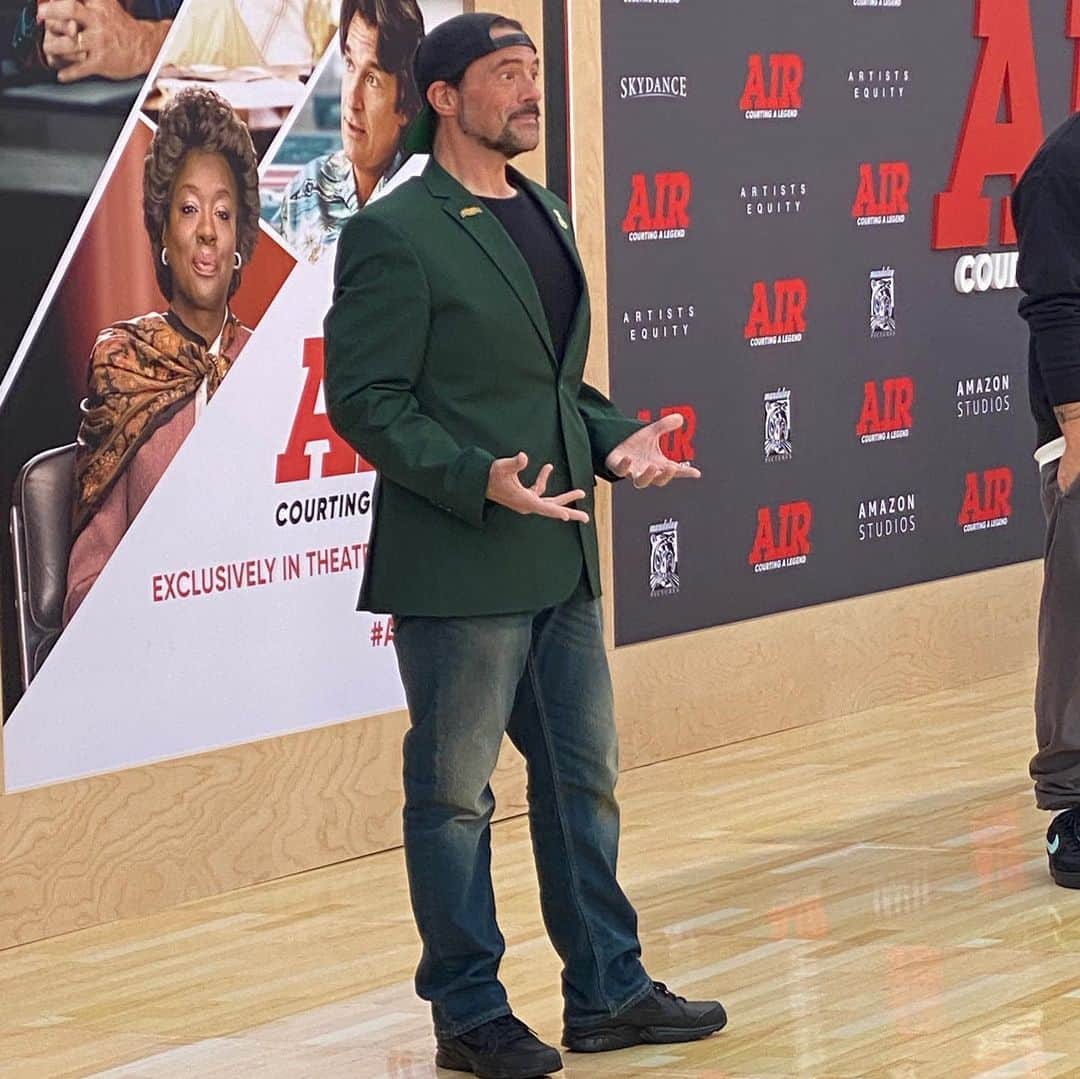 ケヴィン・スミスのインスタグラム：「At the @airmovie premiere with *the* BlockChain Coltrane, @austinzajur. Cannot wait to shout “AFFLECK YOU DA BOMB IN PHANTOMS, YO!” when Ben does his intro before the film begins. Since I’m 9 weeks weed-free, I find I’m now painfully early for everything. So Austin and I were legitimately the first people in Westwood’s Regency Village Theater tonight (down the street from the old west coast @jayandsilentbobstash). The good news is we had access to all the popcorn and soda we wanted before anyone got here. The bad news is the flick doesn’t start for like an hour.  #KevinSmith #austinzajur #airmovie #benaffleck」