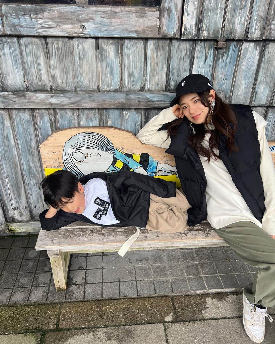 TANAKA SAKi 田中紗貴のインスタグラム：「⋆ 家族で鳥取県の親戚に会いに… 🦠の影響で4〜5年ぶりだったので やっと生BOYSを会わせられた👦🏻👶🏻笑 ⁡ ⁡ 帰りに寄った境港の妖怪ロード 2枚目親子同じ顔してるwww ⁡ ⁡ #水木しげる妖怪ロード#キタロウ #変顔しかしない息子#半目の母 #妊娠８ヶ月#妊娠後期#第三子妊娠中 #マタママ#ママモデル#男の子ママ #モデル#田中紗貴 ⁡」