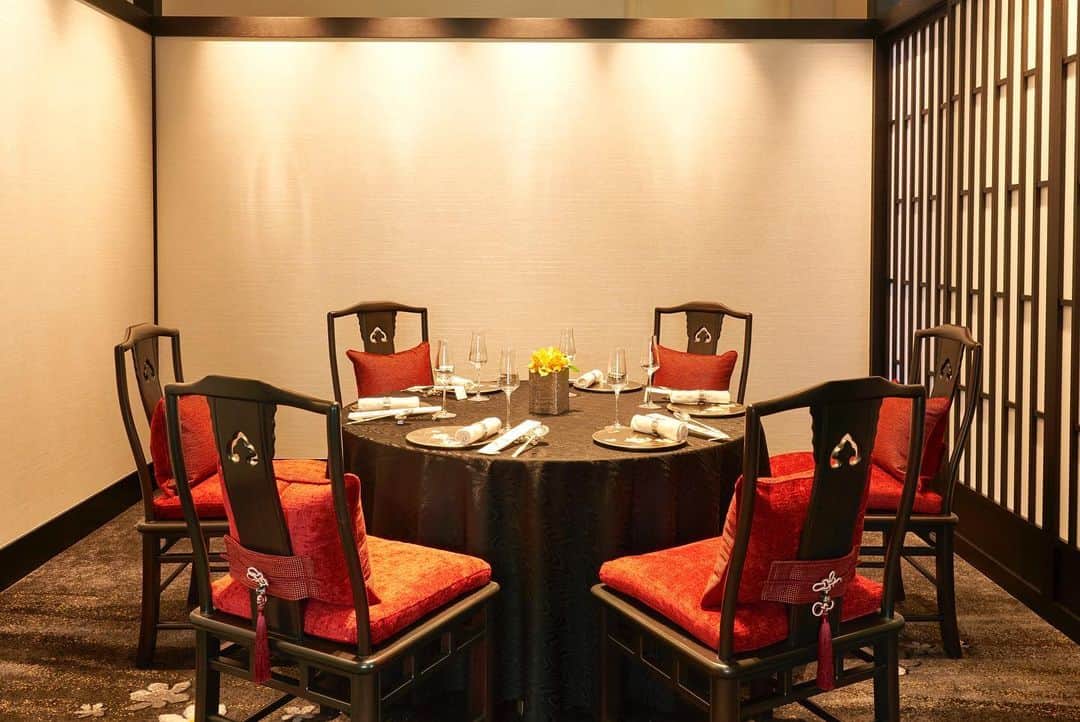 The Westin Osaka （ウェスティンホテル大阪）さんのインスタグラム写真 - (The Westin Osaka （ウェスティンホテル大阪）Instagram)「中国料理「故宮」では、4～6名様でご利用いただけるセミプライベートルームをご用意しております。 エントランス入って左隣にございます。 卒業や入学のお祝い、歓送迎会、顔合せやご接待など、さまざまなシーンでご利用いただけます。  🔗 https://kokyu.westinosaka.com/ ご予約・お問い合わせは中国料理「故宮」まで TEL.06-6440-1065 ————————————————— #中国料理 #故宮 #大阪 #osaka #梅田 #umeda #chineserestaurant #IMPERIALPALACE #王料理長 #王憲生 #個室 #接待 #顔合わせ #卒業祝い #入学祝い #歓送迎会 ————————————————— Tag@westinosaka to share your image with us. ⠀⠀ #WestinOsaka #ウェスティンホテル大阪」3月28日 11時06分 - westinosaka
