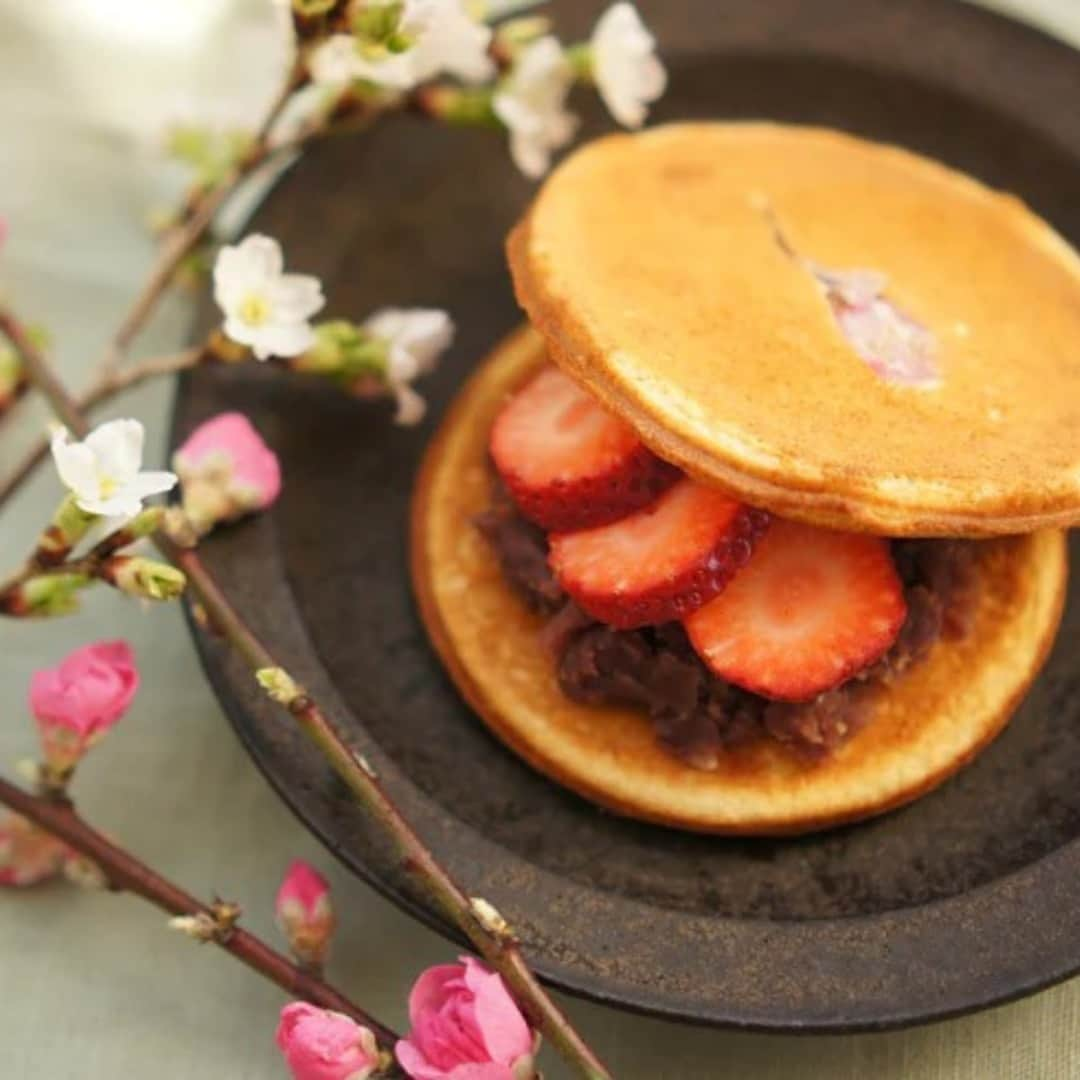 Vitantonioさんのインスタグラム写真 - (VitantonioInstagram)「【recipe】桜と苺のどら焼き（ワッフル＆ホットサンドベーカー +パンケーキプレート）⁣ 　　 　　 桜の塩漬けがアクセント、春らしく甘酸っぱい苺のどら焼き。ワッフルベーカーとパンケーキプレートを使えば、形のそろったしっとりふわふわのどら焼きの皮が短時間で簡単に焼き上がります。白餡やうぐいす餡にカスタードクリームなど、色々な具材でアレンジを楽しんで。（写真、レシピ監修：Rom 岡本雅恵） ⁣ 　　 　　 ＜材料＞約3個分 卵…1個 きび糖…20g みりん…大さじ1 水…大さじ1 はちみつ…小さじ1 ●A ・薄力粉…50g ・ベーキングパウダー…小さじ1 桜の塩漬け(水に浸して塩抜きしておく)…3個分 粒あん…90g(30gずつはさむ) 苺…3粒  ＜つくり方＞ 1）ボールに卵を割り入れ、きび糖を加え、ハンドブレンダーで白っぽくもったりするまで混ぜ合わせる。（なければ湯煎しながらホイッパーで混ぜ合わせる） 2）1にみりん、水、はちみつを加えてさらに混ぜ合わせ、ふるいながらa)を加えて粉っぽさがなくなるまでゴムベラでさっくりと混ぜ合わせる。 3）ワッフルベーカーにパンケーキプレートをセットして予熱し、油（分量外）を薄く塗って、2の生地を流し入れて、キッチンペーパーで水気をとった桜の塩漬けを生地の真ん中に乗せる。 4）ふたをして2分～2分半焼く。 5）焼きあがった生地をそっと取り出して、粗熱を取り、粒あんをのせて、スライスした苺をのせて、もう一枚の生地ではさんで完成。 https://www.vitantonio.jp/recipe/waffle-baker/post-57.html ⁡ ⁡　 ＜使用ツール＞ ▷ワッフル＆ホットサンドベーカー #VWH500 #VWH50 ●900Wのハイパワー ●サクッふわっの焼き上がり ●耳付き食パンが焼けるマルチサンドプレート付属 ●レシピ広がる14種類のオプションプレート https://www.vitantonio.jp/products/?hash=waffle-baker ⁡ ⁡ ▷パンケーキプレート/PVWH-10-PK #PVWH10PK #ビタントニオパンケーキプレート 両面で一気に焼き上げるから、約3分で丸型のパンケーキの出来上がり。火加減を気にする必要もなく、いつでもキレイで均等な焼き上がりに。 https://www.vitantonio.jp/products/plate/PVWH-10-PK.html ⁡ ⁡  #vitantonio #ビタントニオ  #ビタントニオレシピ #ビタントニオ部 #ビタントニオワッフルアンドホットサンドベーカー #ビタントニオワッフル #ワッフル #ワッフルベーカー #ワッフルメーカー #ホットサンド #ホットサンドメーカー #ビタントニオパンケーキプレート#パンケーキプレート #どら焼き #ドラ焼き #どら焼きレシピ #手作りどら焼き #乳製品不使用 #手作り焼き菓子 #家カフェ #おうち時間 #お家時間 #岡本雅恵」3月28日 11時30分 - vitantonio_jp