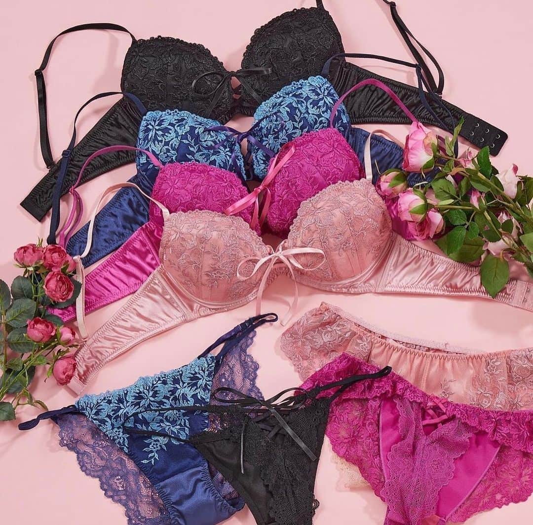 Ravijourルミネエスト新宿店のインスタグラム：「.  #RESTOCK  大人気シリーズが再入荷💖  #ビタークロスホットリフトブラ  【カラー】PINK / BERRY / NAVY / BLACK 【サイズ】B65〜E75 【プライス】¥5,379(税込)〜  大人気商品の為、確実に購入されたい方は お取置きをオススメします🌼  #RAVIJOUR #ラヴィジュール  #ravi_shinjuku #lumine_est」