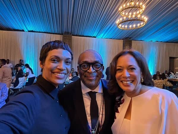 ロザリオ・ドーソンのインスタグラム：「Well look who came to visit me in Ghana!   It was an honor to join Vice President Kamala Harris tonight AND be reunited with @officialspikelee.   What a treat to reconnect with you both…on the motherland!   Thank you @vp for drawing attention to Africa as the creative, innovative place it is.   Thank you @nakufoaddo for the beautiful, generous welcome.   It is incredibly powerful to witness this partnership guided by what the US can do WITH Africa…!  AKWAABA」