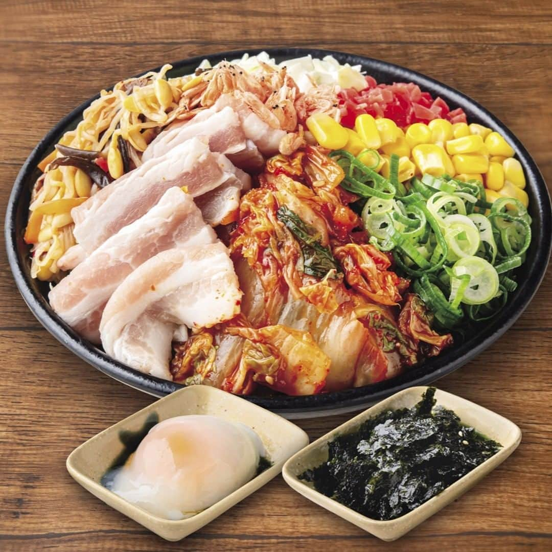 のインスタグラム：「韓国料理好き＆ツウの大人におすすめ 『プルコギ風もんじゃ』  「プルコギ」をイメージした甘辛い醤油ベースのもんじゃに、 韓国料理らしいキムチとナムルをトッピングしました。 食が進む！ビールに合う！クセになる逸品です。  #プルコギ　#新商品　#期間限定メニュー #お好み焼きはここやねん　#ここやねん　#京都お好み焼き　＃大阪お好み焼き　＃滋賀お好み焼き　#関西グルメ　#京都グルメ　#大阪グルメ　#滋賀グルメ　#関西ランチ　#京都ランチ　#大阪ランチ」