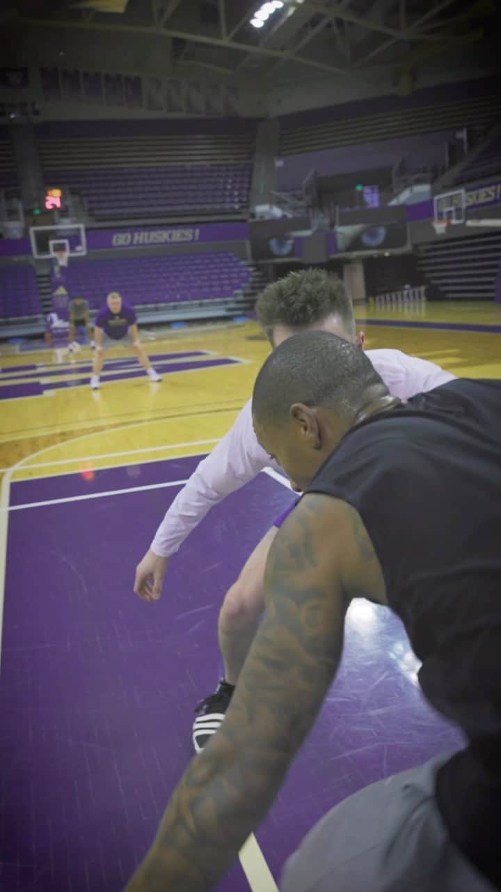 アイザイア・トーマスのインスタグラム：「1 vs 3 full court to 100…. Every 25pts we switched it up. PnR action, off the ball action, DHO action then beat full court pressure!!!! How bad do you want it? How hard are you going to go to get it?? Conditioning at its finest, our work is different! #SLOWGRIND 🏁  🪵🪓: @chillconroy5  🎥: @teejayregan  🎶: @lilbaby」
