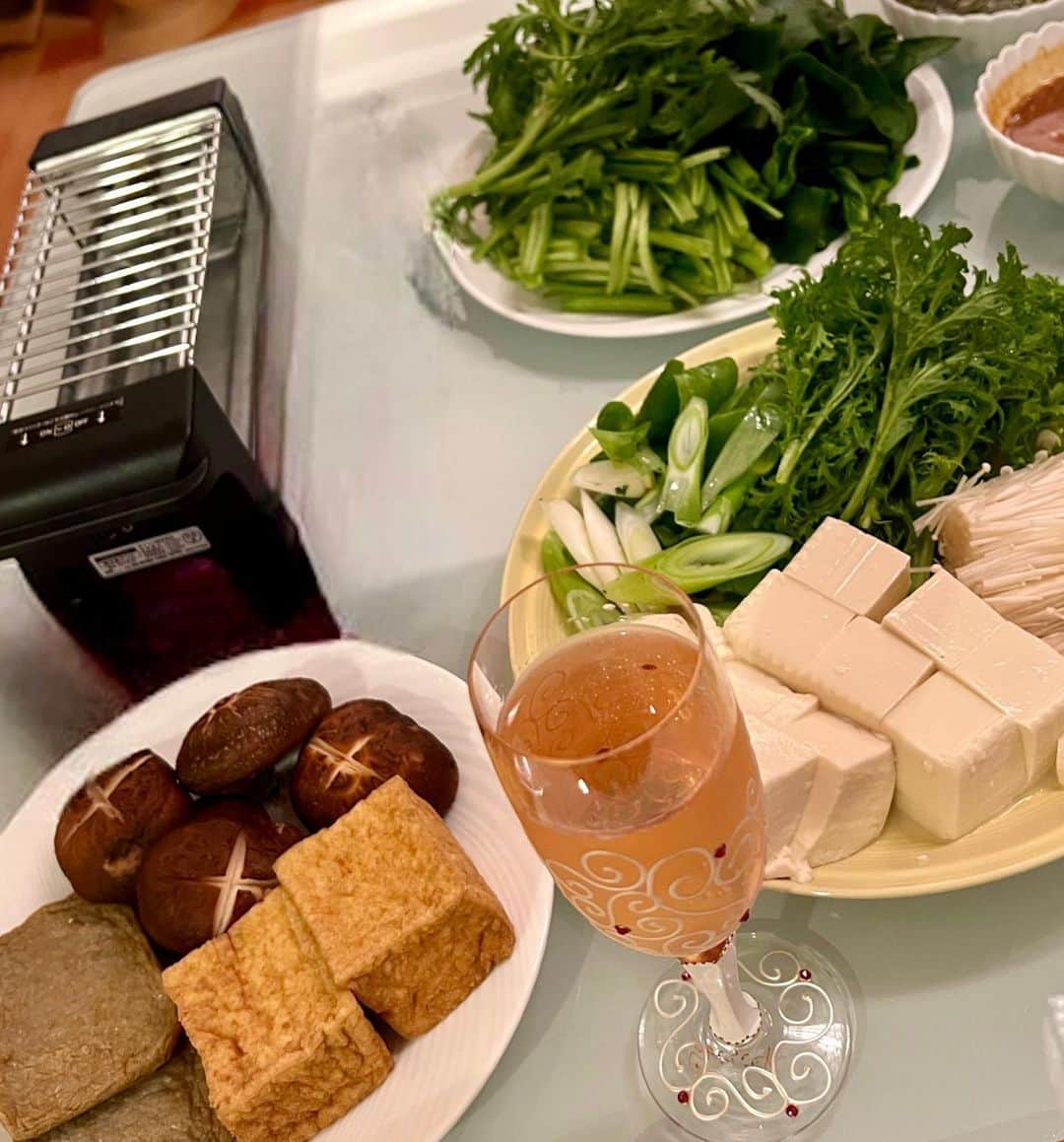 杉本彩のインスタグラム：「* * 昨夜は、野菜のしゃぶしゃぶをしました🥬  ご近所の行きつけリストランテから無農薬の野菜をたくさんいただいたので、新鮮なうちにいっぱい食すことができるお料理ってなんだろうと考えたところ、シンプルにしゃぶしゃぶにしてみました。  お出汁は昆布の出汁パックと、この日は海老出汁の出汁パックがあったので、両方をブレンド。  ほうれん草、わさび菜、春菊、九条葱を  すだちぽん酢以外にも、3種のたれを作っていただいてみました。  韓国のチゲ味噌をベースに、醤油、胡麻油、ニンニクをブレンドした辛味噌だれ、  パクチーと黒酢と白出汁とお塩で作ったタイ風のたれ、  石垣島ラー油と出汁醤油を使った中華風のたれ。  それぞれの野菜の美味しさとたれの味のバリエーションを楽しみながら、最後まで飽きることなく美味しくいただけます😃  他にも、この日は幸運にも原木椎茸を購入することができ、厚揚げと、無添加の「じゃこ天」を炙っていただいたり、  体にとってもやさしい夕食、我が家のレパートリーになりそうです✨✨  #野菜のしゃぶしゃぶ #無農薬野菜」