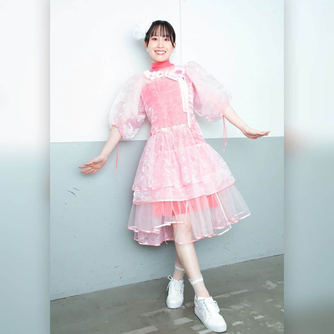 鈴木みのりのインスタグラム：「#衣装 二着目！ 約30秒でチェンジ💇‍♀️👗 ピンクだけどキュート過ぎず最高です！」