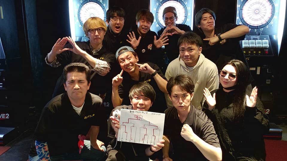 西村ヒロチョのインスタグラム：「よしもとダーツ部アイパー杯準優勝でした…！ くぅ〜！  #西村ヒロチョ #ロマンティック #ダーツ #ダーツ芸人 #よしもとダーツ部 #アイパー杯 #最後決めれば勝ちなのに #これはないよ #アォッ」