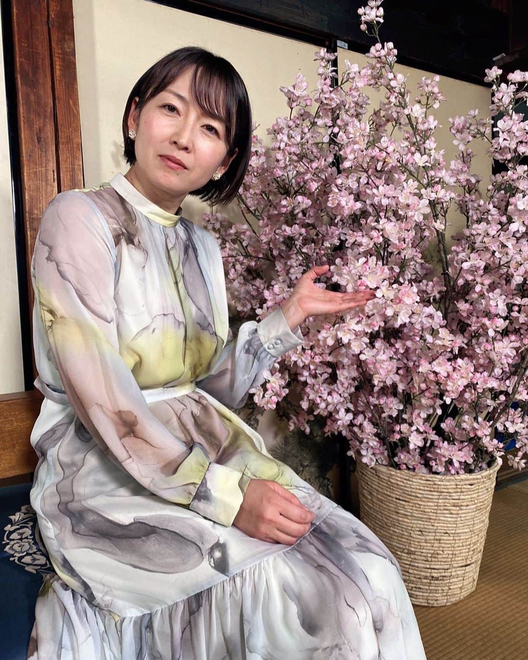 狩野恵里さんのインスタグラム写真 - (狩野恵里Instagram)「.  花より団子。  とは  花の前では　言えない。  ちょっとノーズのシャドーが  ダークでウップスな収録。」3月28日 11時44分 - kano_eri_1029