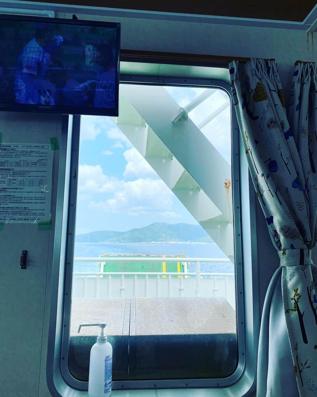 三谷晶子のインスタグラム：「大島海峡は平和の海。  The Oshima Strait is a peaceful sea.  #加計呂麻島 #奄美大島 #islandlife」