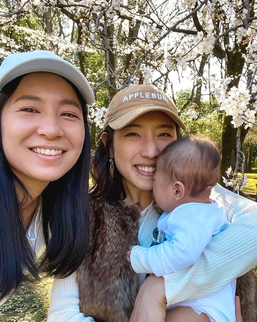 太田彩乃のインスタグラム：「やっと満開🌸と思ってもお天気がなんだかなぁーで、今年も桜の季節はやっぱり一瞬。 子供が生まれてからは、より毎日の一瞬が儚くて大事なものなんだと痛感してます。  今年は由奈ファミリーと、お気に入りのグラス🥂持って集合✨ 前日から楽しみすぎて桜パウンドケーキ焼いて、朝はお赤飯稲荷作って（花より食べ物のことで頭いっぱい。笑）ノンアルでも酔えるんじゃ無いかってほど楽しかった🤣  葉桜になりつつある桜も好きだけど、また来年の桜も楽しみだな♥️ . . #お花見 #桜 #お気に入りのグラス」