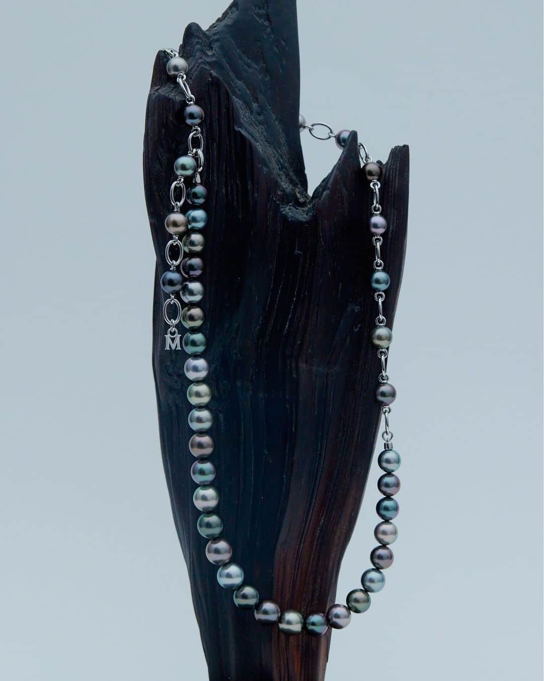 Mikimotoさんのインスタグラム写真 - (MikimotoInstagram)「Adorned with stunning Black South Sea cultured pearls in multicolored tones, this necklace radiates a sense of rhythmical allure.  シルバーのチェーンにマルチカラーの黒蝶真珠を配したリズミカルなデザイン。  #MIKIMOTO #ミキモト #MCodeLiberté」3月28日 12時00分 - official_mikimoto
