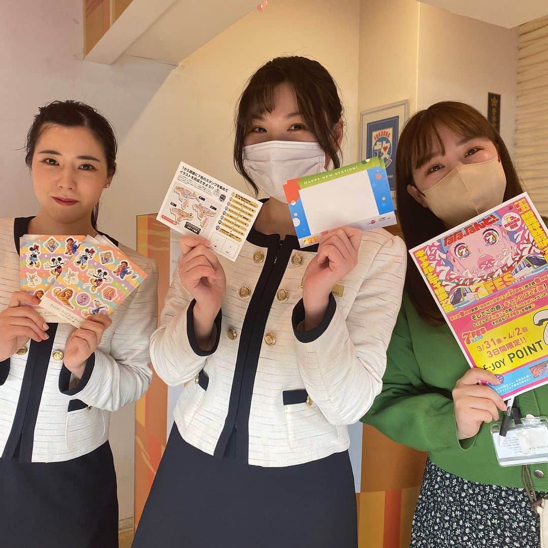 キャナルシティ博多のインスタグラム：「＼「7FES」各種プレゼント引き換えお急ぎください💚／  昨日3月27日（月）、福岡市営地下鉄「七」隈線延伸・新駅開業しましたね！おめでとうございます～㊗㊗㊗  早速私も、「七隈線」の新駅「櫛田神社前駅」まで乗車してキャナルシティ博多へ出勤してみました！  『キャナル、近！』というのが正直な感想です（笑）  キャナルシティ博多では昨日より「7」つのお祝いイベント「7FES」をを開催中です！！💚🥰💙  1F総合インフォメーションでは下記の企画のお引換を行っております！ 先着順ですので、皆様ぜひ、お越しくださいませ🎵    ＊期　　間：2023年3月27日（月）～4月9日（日）14日間 ※但しプレゼントはそれぞれ先着数に到達次第終了となります  ＊インフォメーションにて引換中のイベント一覧＊ ①f-JOYポイントが7,777ポイント当たるチャンス！「LINEお友だち限定　大抽選配信」 ※初回配信は3月27日（月）12:00に終了しました ※お引換は初回配信当選のお客様のみとなります ※次回配信は4月7日（金）予定です  ②「博多せんべろ＆せんメロ」クーポンプレゼントキャンペーン ※先着777名様限定  ③福岡市営地下鉄1日乗り放題乗車券または“はやかけん”ご提示で「f-JOY 777ポイントプレゼント」 ※先着777名様限定  ④新駅“櫛田神社前駅”からスタート！「七隈線スタンプラリー」クリア特典200円OFFクーポンプレゼント ※先着777名様限定  詳しいイベント情報はキャナルシティ博多　公式HPをチェック！😍  #canalcityhakata #canalcity #キャナルシティ博多  #福岡市営地下鉄七隈線 #七隈線 #七隈線延伸開業 #七隈線延伸 #櫛田神社前駅 #開業おめでとうございます #7FES開催中！ #7FES」